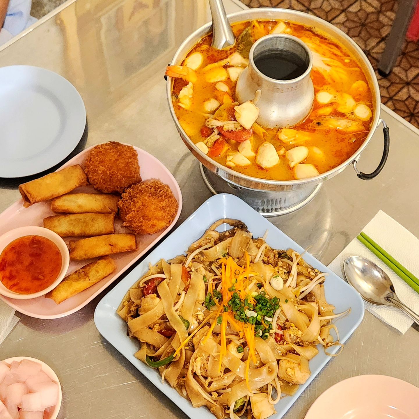 #광고 🍜드렁킨타이(신당)_똠얌꿍, 팟씨유, 스프링롤, 텃만꿍

재방문한 태국음식점, 드렁킨타이!
입문자도 먹기 부담스럽지 않았던 똠얌꿍과
넓은 면으로 간이 쏙쏙 들어 볶음면의 정석이었던 팟씨유!
방금 막 튀겨 나와 입천장이 다 델 정도였지만
그정도로 바삭하고 뜨거워 넘넘 맛난던 텃만꿍과 스프링롤..♡
특히 텃만꿍 최고**

신당역 코앞에 위치해있는 데다가 태국 분위기 물씬 나는 곳이라
인증샷 찍고 인스스 올리기 넘 좋구여
지난번엔 겨울에 왔었는데 여름에 와도 여전히 맛있더라구요ㅎㅎ
신당역에서 태국음식을 찾으신다면 드렁킨타이 추천드림동🔅
-
📌#ye또먹_신당 #ye또먹_쌀국수 
#드렁킨타이신당점 #신당동술집 #신당동핫플 #신당동쌀국수 #신당동맛집추천 #신당역핫플 #신당역쌀국수 #신당역태국음식 #신당역맛집추천 #신당맛집 #신당핫플 #힙당동 #힙당동맛집 #신당역맛집 #드렁킨타이