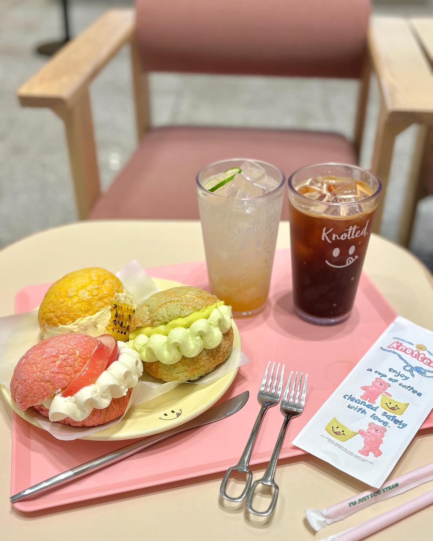#협찬

새롭게 선보이는 #노티드신메뉴 #마리토쪼 
마리토쪼는 풍성한 크림 속에 반지나 보석💍을 숨겨
프로포즈하던 이탈리아 전통에서 유래해, 
‘남편’을 뜻하는 “마리토(Marito)”에서 따왔다고 해요
튀기지 않고 담백하게 구워낸 브리오슈번 사이에 달콤한 크림을 듬뿍 채워넣은 이탈리아 디저트로
여름시즌을 겨낭하여 알록달록 싱그러운 과일플레이버를 활용하여 물리지않고 계속 들어가는 것이 매력적이었어요😘

#노티드마리토쪼 는 총 6가지로
🥛우유생크림/🫐요거블루베리/🍊유자생귤/
🍑요거피치/🍈멜론맛크림/🌽초당옥수수 로
제가 맛본건
❤️요거 피치 마리토쪼
💛초당 옥수수 마리토쪼
💚멜론맛 크림 마리토쪼

인데 남편이 보고 🚦신호등조합이냐고 ㅋㅋㅋ 
빨노초의 마리토쪼가 모여있으니 싱그럽고 넘 귀엽네요❤️💛💚
특히 초당옥수수와 피치는 찐옥수수와 복숭아가 들어있어
씹히는 과일식감이 마리토쪼에 재미를 더해 더 좋았어요☺️

여름 또다른 신메뉴 중 하나인 🍍파인애플 라임 에이드도
청량하고 상큼해서 여름에 자주 찾게될 맛이었단 점!

지친 여름 떨어진 입맛 노티드에서 상큼하게 찾아가시는건 어때요? ☺️

📍노티드 동탄 롯데점
경기도 화성시 동탄역로 160 지하1층
월-금 10:30~20:00
토-일 10:30~20:30

#노티드신상 #이번주신상 #신상디저트 #먹방 #먹스타그램 #빵순이 #빵스타그램 #디저트 #동탄디저트 #동탄롯데백화점 #데이트 #럽스타그램 #신혼 #일상 #소통 #맞팔 #선팔 #좋반 #좋아요반사