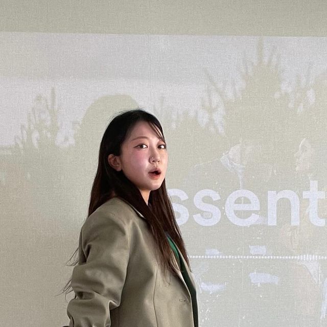  @murrenzi on Instagram: "#광고

워싱이 예쁜 어다울 청바지👖
길이감과 약간의 부츠컷 핏감이 적당하고 중청 색감이 어디에나 잘 어울리는 청바지입니다. 뒷면 로고가 너무나도 멋스럽고 스타일리시하죠〰️ 
158cm 54kg 제가 입었을때의 길이감이고 저는 m을 입었습니다.
참고해주세욥! 어다울 만관부!

#광고
#ADAUL
#어다울
#데님
#데님팬츠
#팬츠
#부츠컷
#출근룩
#데이트룩"