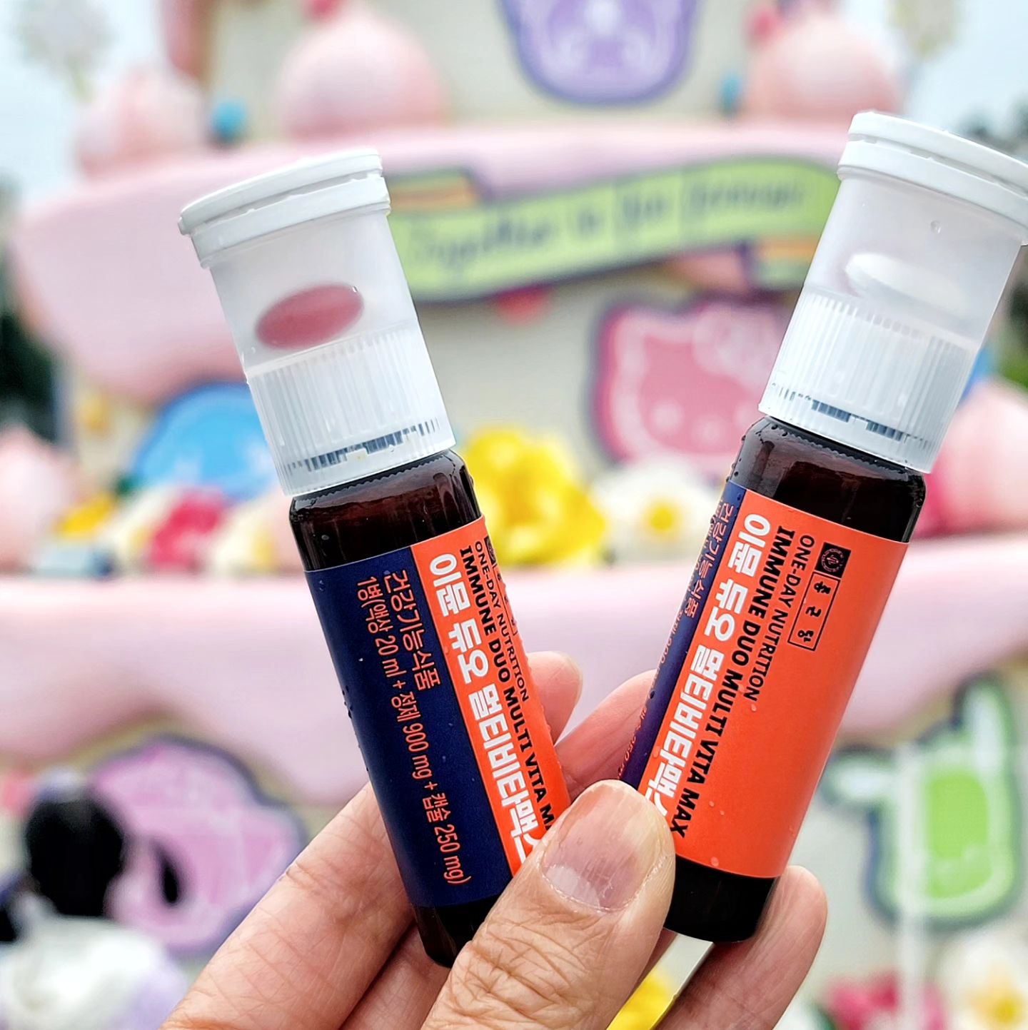 #협찬

이뮨 듀오 멀티비타민 맥스💊

💊 먹선생이 에버랜드 오픈런부터 문 닫을때까지 놀 수 있게 해 준 종근단 듀오 멀티비타민 맥스❤️

💊 흡수 빠른 액상비타민으로 활력 비타민 B군이 2,083%로 고함량이라 놀 때 에너지가 필요했던 저에게 딱이였어요.

💊 액상 + 캡슐 + 정제 3중 복합제형 올인원 비타민이라 하루에 요거 하나 물없이 간단하게 섭취가 가능해요.

💊 빨간색 캡슐에는 지용성 비타민 A+D+K+E가 담겨있고

💊 하얀색 정제에는 비타민B12, 비타민 C, 판토텐산, 비오틴, 아연, 엽산이 들어있어 수용성 비타민과 미네럴을 섭취할 수 있어요.

💊 액상은 상콤한 자몽🍊맛으로 비타민 B1, 비타민B2, 비타민B6, 나이아신이 들어있어 맛있게 에너지 보충했어요.

💊 기초영양부터 빈틈없이 미네랄과 비타민을 꽉 채운 종근당 이뮨 듀오 멀티비타민 맥스❤️

💊 만성피로 직장인분들, 하루종일 놀아야 할 때 간단하게 영양보충하시길 추천드려요.

#마시는비타민 #액상비타민 #멀티비타민 #올영추천 #올영신상 #올영세일 #종근당이뮨 #비타민선물 #올리브영추천템 #명품비타민