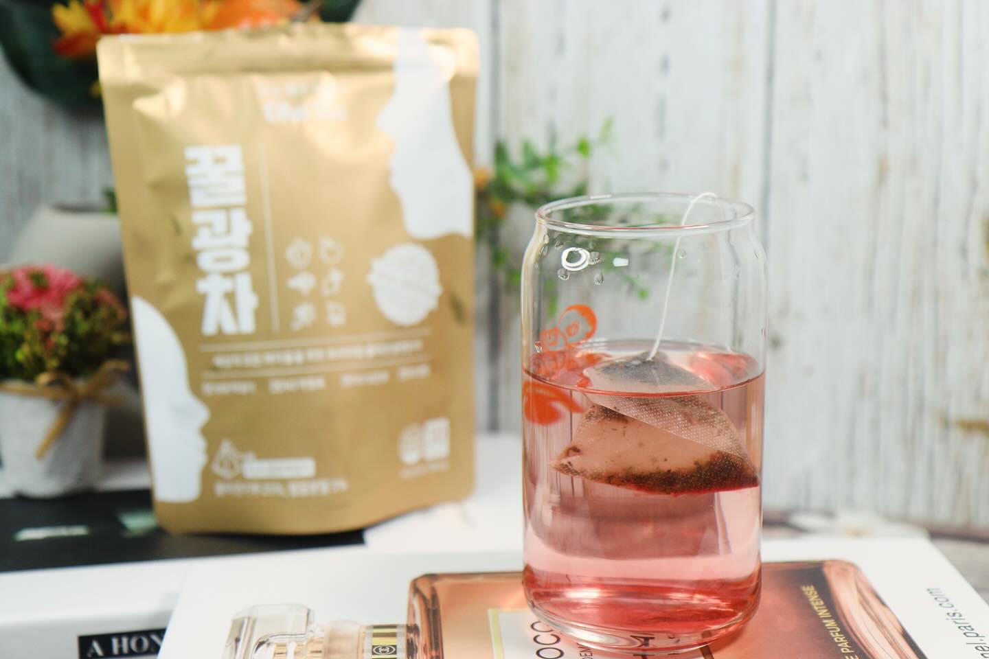.
꿀광차는 하루 2잔으로 
콜라겐 1일 권장량인 1,000mg을 
모두 섭취 할 수 있는 차로 
피부를 촉촉하게 유지할 수 있게 
도움을 준답니다. 

색도 붓기차의 주황빛이 도는 
노란색깔과 다르게 붉은빛이 도는 
색감으로 오후를 좀 활기차게 
시작할 수 있기도 하고, 
저녁에 분위있는 
차한잔을 즐길 때도 좋더라고요. 

#오하티 #ohatea 
#꿀광차 #콜라겐차
#콜라겐티 #허니부쉬차
#로즈힙 #로즈힙차