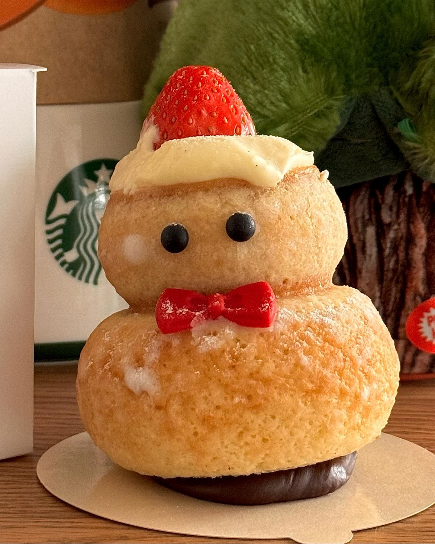스타벅스 신상 디저트 ⛄눈사람 바움쿠헨⛄️
딸기 모자 쓴 눈사람,,솔직히 이건 맛없어도 용서 가능한 비주얼🍓귀여움이 세상을 구한다🫶🏻 달달하지만 계속 들어가는 맛이랄까,,안에는 바닐라 슈크림이 듬뿍 들어있고, 빵이 부드러워서 슉 잘려요 ~ 굿 ~ 아 스노우 딸기 생크림 케이크도 맛있대요 !
.
.
.
#홈카페 #스타벅스 #디저트 #크리스마스 #신상 #빵 #온더테이블