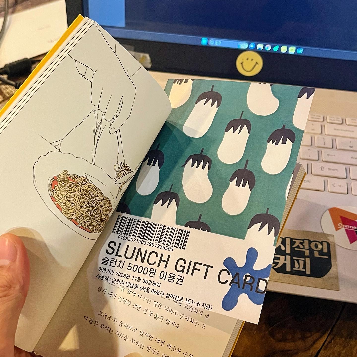 publishers.table
이번 주말, 함께 독립출판물 수업을 들었던 분들과 힘을 모아 ‘프레시퍼블리시’ 라는 이름으로, 홍대 무신사 테라스에서 3일 동안 열리는 퍼블리셔스 테이블에 참가합니다. 

행사장 중앙 C-4 구역에서 웜그레이앤블루(warmgrayandblue)팀과 함께 자리를 지킬 예정이니 심심하신 분들은 들러주시면 감사하겠습니다. 행사 당일, 제 책인 #내일점심은알리오올리오로부탁드리겠습니다 를 구매하시는 분들께는 연남동 비건 레스토랑 #슬런치팩토리 할인권을 함께 드릴 예정입니다.

+) 저는 행사 첫날인 13일 낮, 마지막 날인 15일 저녁에 자리를 지킬 예정입니다.

혹, 방문을 계획하고 있었지만 표를 아직 구매하지 않으신 분은 디엠주세요. 초대권 드리도록 하겠습니다. (수량 한정)

#독립출판 #독립출판물 #무신사테라스 #퍼블리셔스테이블2023