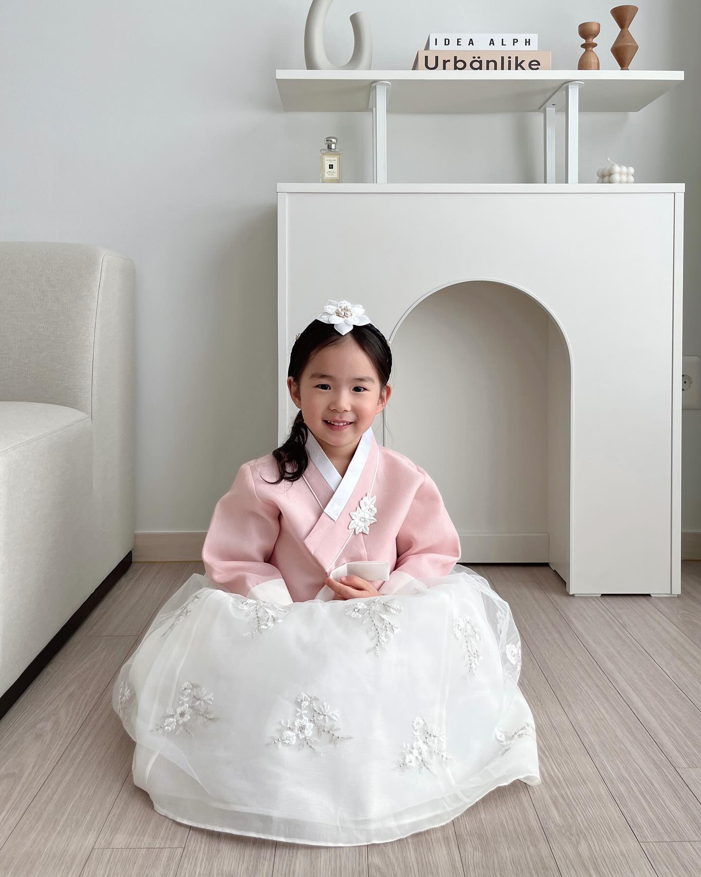 채원 뉴 한복✨

2년 입었던 노랭이 한복은 이제 보내주고
이번에는 핑크 한복으로!!
한복입으니 자연스럽게 조신해지는거 같은데💕