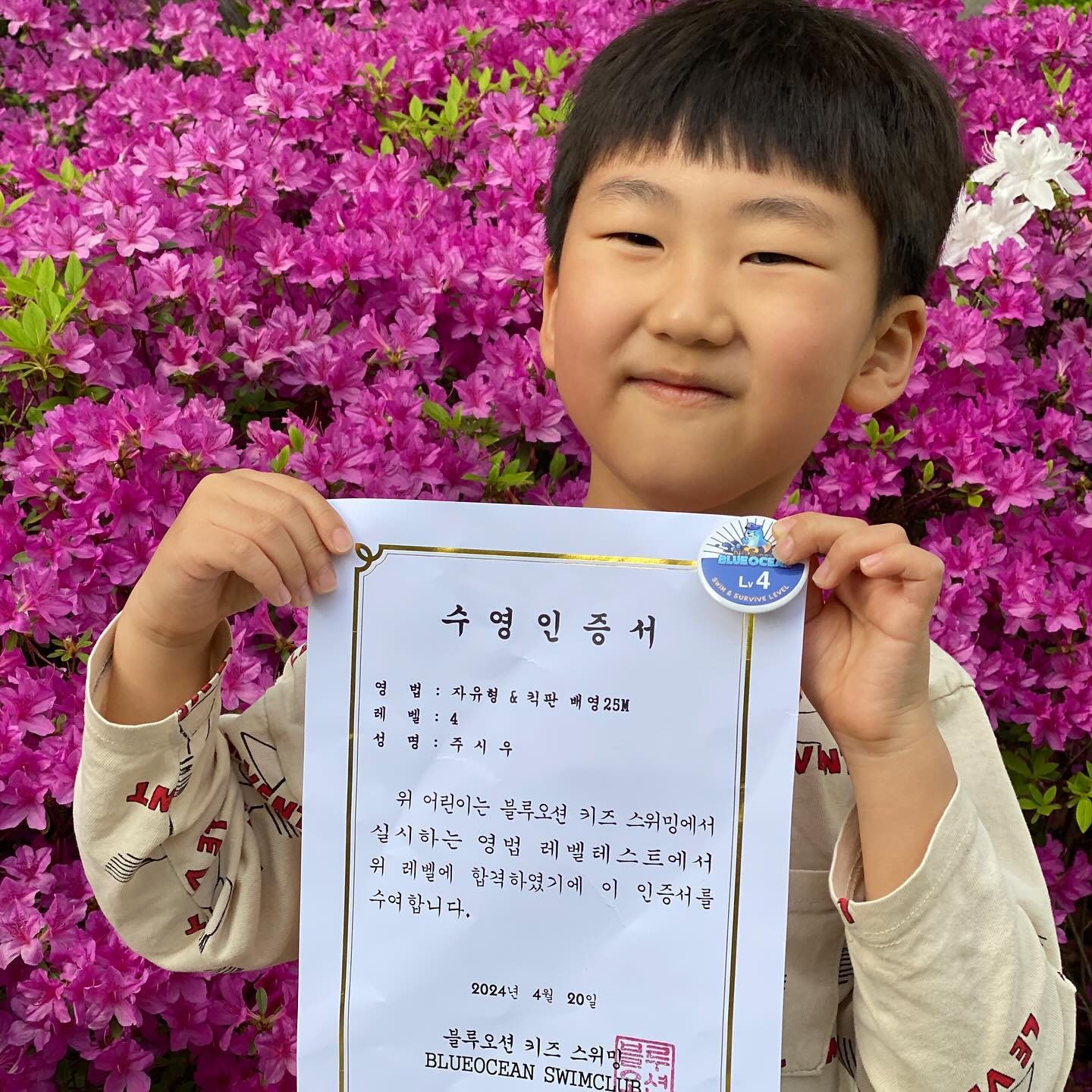 수영학원 9개월차 첫 레벨테스트 
1레벨에서 4레벨로 승급
원래 5레벨 (자유형 50m 배형 25m)이 목표였는데
영법은 완벽했으나 
턴하면서 발이 땅에 닿아서 4레벨 판정
5레벨부터 모자색이 바뀌는지라
시우가 많이 아쉬워했지만 그래도 잘했어!

#넌최고야 #초2아들 #수영학원 #블루오션키즈스위밍 #수영레벨테스트 #수영승급시험