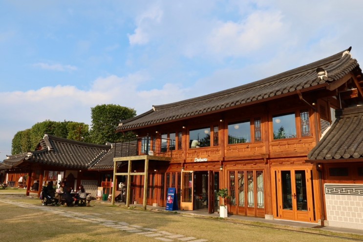 [수원/행궁동] 카페도화ㅣ1,000평 잔디 마당이 있는 한옥 카페가 있다고? (긴 영업시간, 키즈존/반려견 동반○, 포토존/야경 맛집)
