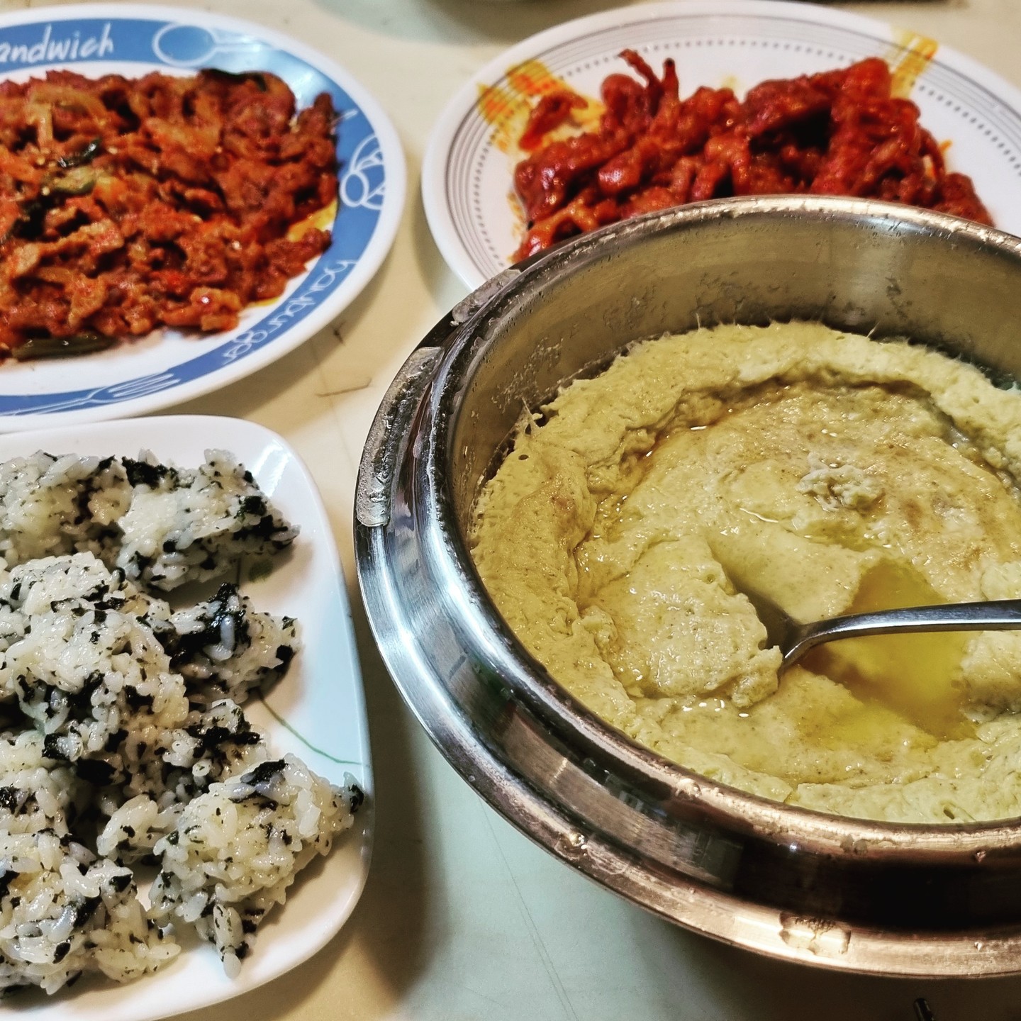 #협찬 
웅자네푸드 오돌뼈, 무뼈닭발, 국물닭발

평소에 배달로 정말 많이 먹던 웅이네오돌뼈를 이제는 집에서 간단하게 끓여먹기만 하면되서 정말 편하네요!

소포장 되어있어서 집에서도 퇴근후 간단하기 먹기 편하고 캠핑, 나들이갈때도 냉동제품이라 아이스팩에 넣고가면 끝!

인위적인 맵기만한 매운맛이 아닌 목초액도 넣지않은 순수하게 맛있는 매운맛이라 주먹밥과 함께라면 계속들어가네요.

저는 야식 술안주로 정말 좋아하지만 밥 반찬으로도 정말 괜찮은 양과 맛입니다. 국내산 닭발, 돼지고기라 믿음직 스럽고 잡내도 안나서 너무 좋은거 같습니다.

#닭발 #오돌뼈 #간편식 #냉동제품 #술안주 #반찬 #냉장제