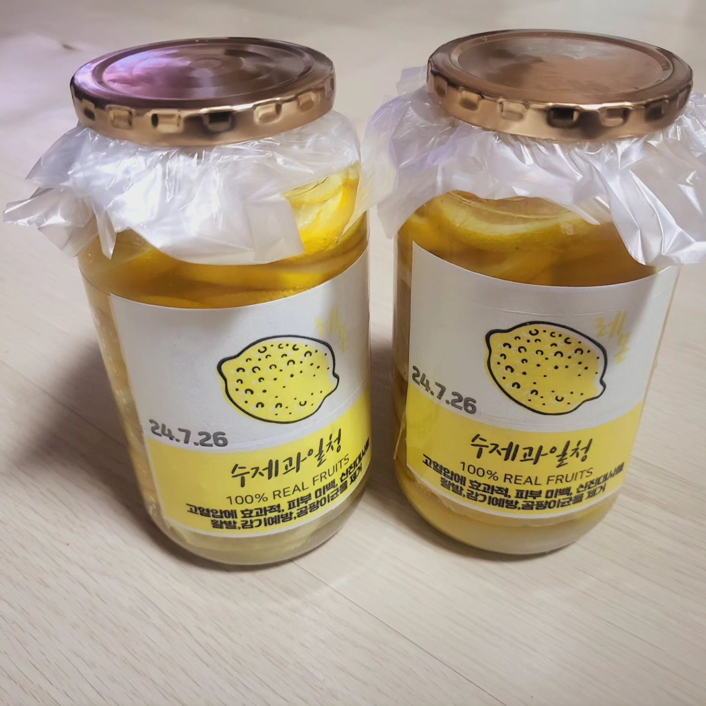 없던 비염때문에 산부인과에서 
처방해준 약도 안들어서ㅜ
여름내내 코찔찔... ˃̣̣̥᷄⌓˂̣̣̥᷅ 

임덧.변비. 비염에도 좋다길래
검색 부랴부랴해서 
레몬사서 레몬청 만들기~

남은레몬은 레몬수 만들어 넣고
레몬 건조시키고
퇴근하고 오늘 너무나 바빴네 휴ಥ_ಥ

#레몬청#래몬청만들기#피곤#임산부#15주#비염관리하기