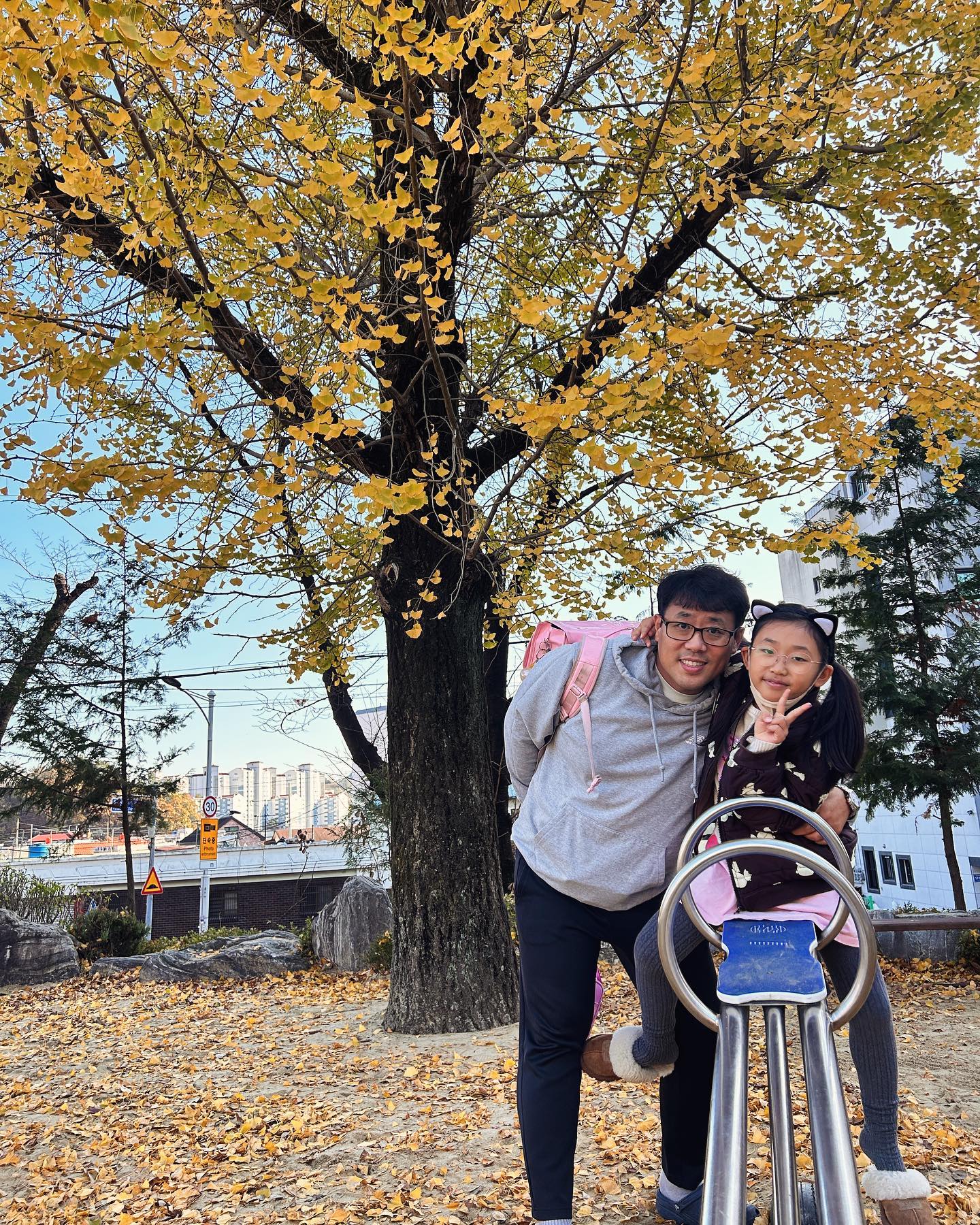 여러분 저 돌아왔어요…기다리셨을까요??아닌가요???🤣
저도 아이도 독감에 걸려 체력 회복이 안되서 아주 푹~~~푹~~쉬었어요

쉬다 일하러 어찌나 가기싫던지요….막상가니 또 괜찮기도하고 엉덩이가 무거워졌나 봅니다 또 금방 적응 되겠죠^^

태어나서 처음 독감 걸린거 같은데(기억을 못하는건지) 저는 코로나 보다 더 힘들었어요ㅠㅠㅠ

독감이 더 독해졌다고 하니 다들 꼭 예방접종 하시고 걸리지 마세요!!👍😍❤️

이제 한분한분 놀러 갈께요^^

#정신차리니가을끝자락
#감기조심하세요❤️