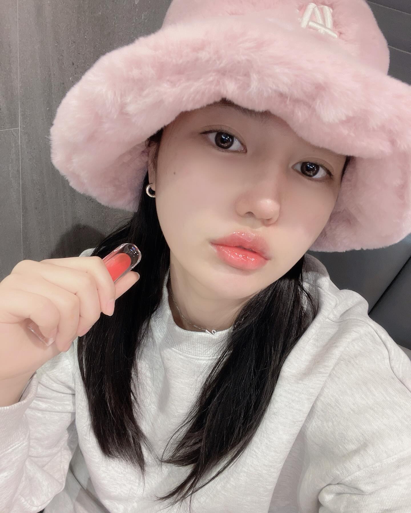간만에 셀카 뀨💋
퓨어랑 칼랑코에 샀는데 칼랑코에 색감 미쳤댜..
매일 립밤 발라도 입술 각질이 나아질 기미가 없었는데
색감 예쁜 립젤이 싹 잡아주니까 너무 좋음!!
____uzaa 사장님 체고👍🏻

#로지피끄 #rozipique #플럼핑 #립젤 #공구템강추