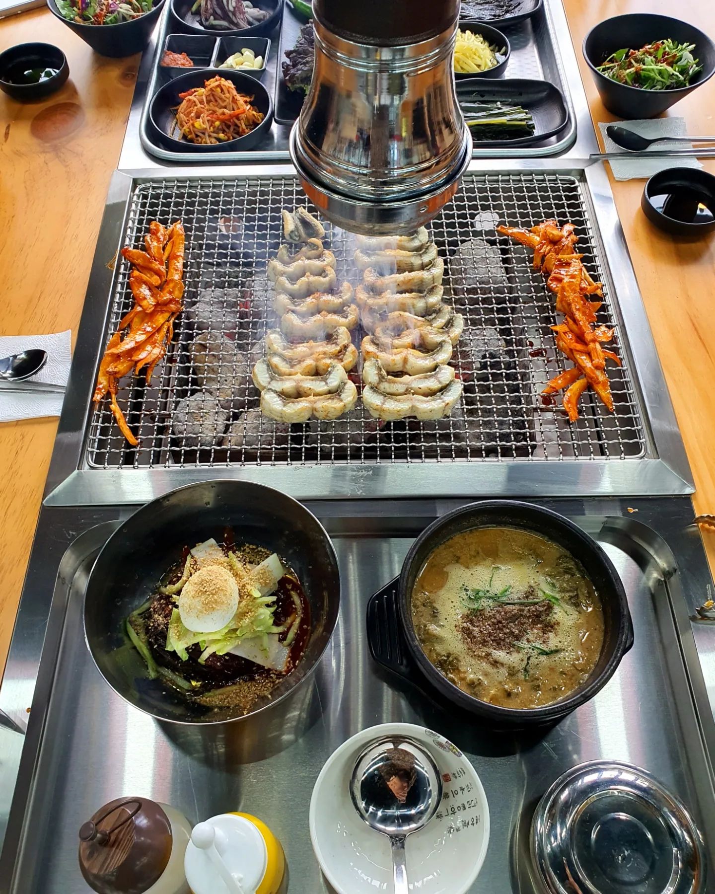 #포천장어맛집

▪︎축석장어랜드▪︎ 

포천에서 유명한 서파장어랜드 2호점인 '축석장어랜드' 가 이번에 새로 오픈했다고 해서 주말에 맛난 장어구이 먹고 왔어요~!😆
주차장부터 엄~청 넓고 편리하게 잘 돼있는데 매장도 깔끔하고 쾌적하고 정말 크더라구요~!! 

#장어구이 를 시키면 장어와 함께 먹으면 더욱 맛있는 더덕구이도 같이 나오고 후식으로 장어탕이랑 냉면도 같이 시켜먹었는데, 장어가 정말 잡내나 비린내 일!도 없고 진짜 너무 담백하고 맛있더라구요‼️ 
더덕구이랑 같이 구워먹으니 두배로 맛있~! 💯
밑반찬이나 야채들도 싱싱하고 장어탕이랑 냉면도 자극적이지 않고 입맛에 너무 잘 맞았어요. 

100% 국내산 최상급 #풍천장어 를 저렴한 가격에 제공하는데 맛도 다른곳보다 퀄리티있어서 여기 정말 찐!! 강추❗️강추❗️입니당~!
아이들을 위한 메뉴인 돼지갈비도 있어 가족단위로 오셔도 좋을 것 같아요. 

포천에 드라이브갔다가 #축석장어랜드 에서 맛있는 장어로 든든하게 몸보신하고 왔어요~!👍
.
.
.
.

☑️ 축석장어랜드 : https://naver.me/5pH6N8Jg
☑️ 주소 : 경기 포천시 소흘읍 광릉수목원로 1177 (이동교리) 1층
#포천장어 #의정부장어 #의정부장어맛집 #의정부장어구이 #협찬 #리뷰노트 #포천소흘읍맛집 #광릉수목원근처맛집 #포천광릉수목원맛집