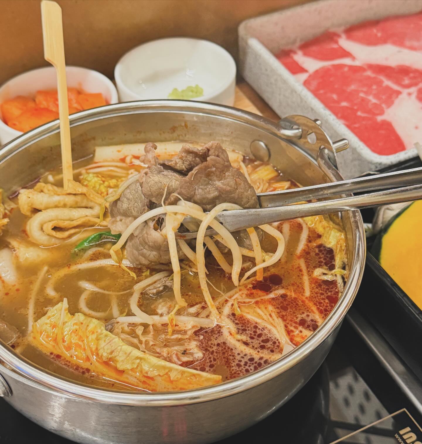 찬바람 불때, 뜨끈하고 든든한 한끼 🍲
일인식탁 #솔밭샤브 #협찬 

🏷️ 마라샤브 15,900원 

4가지 육수로 맑은, 매콤, 스키야키, 마라가 있으며
평소 마라덕후 먹삐는 마라육수로 고민없이 픽‼️

입안이 얼얼한 마성의 매력‼️ 마라덕후 다 모여라
우주최강 맵찔이 먹삐도 맛있게 먹을 만큼 진한육수
숙주, 버섯, 분모자, 어묵, 배추, 단호박 등 10가지 
야채와 프리미엄 소고기가 만나 끓일수록 맛도리

🏷️ 튀김플레이트 8,900원

 바삭바삭 과자같은 식감의 새우, 고추, 고구마, 
단호박, 김, 쑥갓, 팽이버섯을 트러플 크림 소스에
듬뿍 찍어 먹으면 고소하고, 부드러움이 입안 가득‼️
마라로 얼얼한 입안을 정화시켜주니 무한굴레로 
쮹쭉 들어가는 환상의 조합 - 꼭드세요, 두번드세요

쌀쌀해진 날씨에 뜨끈한 국물! 혼밥하기도 딱 좋은
아늑한 공간 #삼덕동맛집 솔밭샤브 
오늘 저녁 메뉴로 든든한 한끼 어떠실까요🤤

📍대구 중구 달구벌대로443길 45 1층
⏰11:00-21:00 /브레이크 타임 15시-17시
라스트오더 20:30
solbatshabu_samdeok 

#솔밭샤브삼덕점#삼덕동맛집#삼덕동샤브샤브
#삼덕동점심#대구샤브샤브#대구삼덕동맛집
#대구삼덕동혼밥 #경대병원맛집 #경대병원혼밥