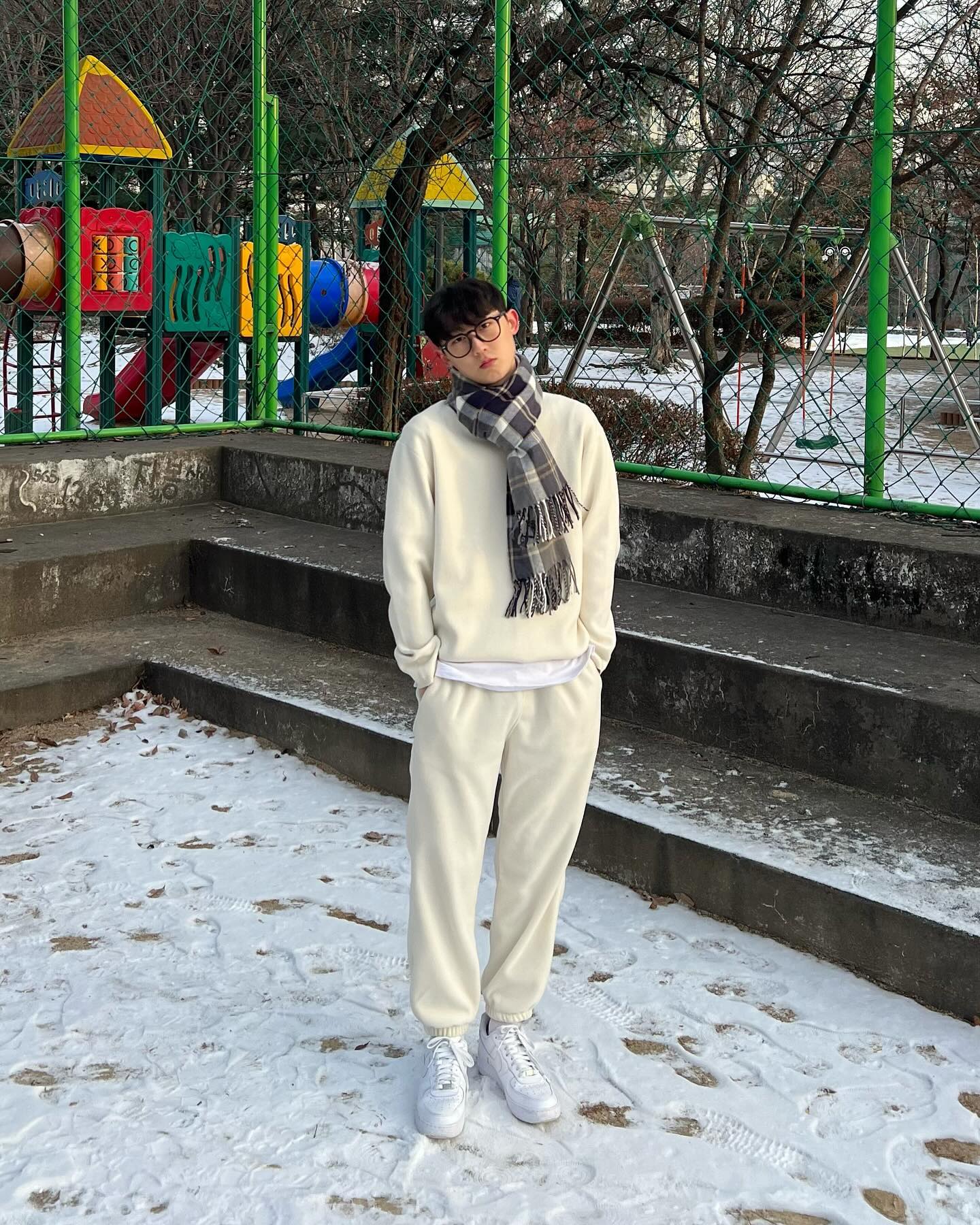 #협찬  오늘은 북극곰룩?🐻‍❄️
날이 갑자기 너무 추워졌는데 눈까지..🥲
엄청 가볍고 따뜻하고 부드러워서 요즘같이 
추워진 날씨에 완전 안성맞춤

제품링크👇
https://musinsaapp.page.link/q1Bpyq5sk8c5bVwC7

#게인스보로 #소프트플리스조거팬츠 #gainsboro
