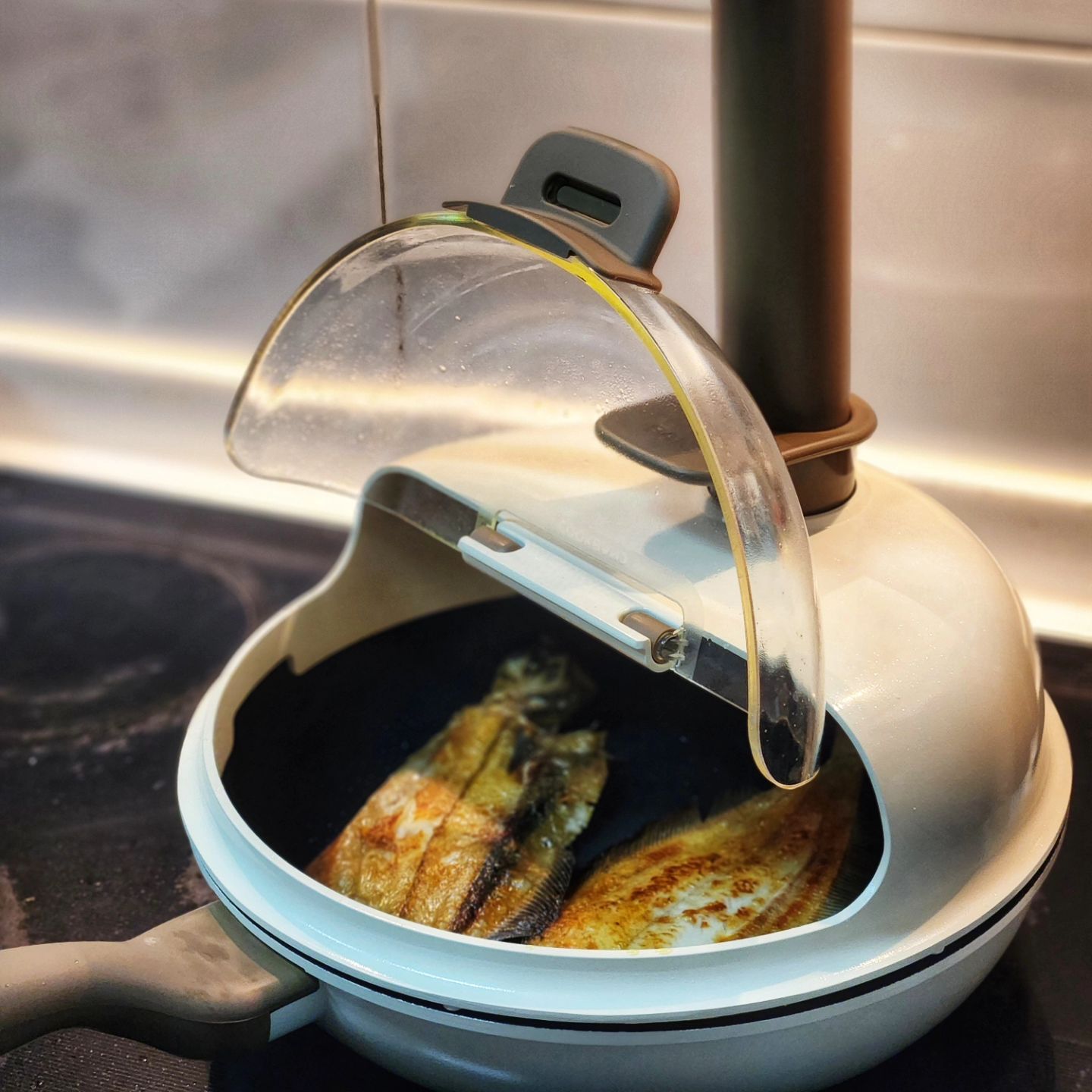 #협찬 #쿡밴드 20240929 🍳

우리집에 입주한 새로운 아이 쿡밴드🥹 평소 집에 냄새 밸까봐 생선 요리는 엄두도 못냈던 우리였는데 요리매연을 후드로 배출해주는 덕트봉 시스템인데다 투명 개폐 덮개가 기름 튀기는 걸 방지해줘서 주방 자체도 깔꼼하게 사용할 수 있다는거😍

요 아이 덕분에 아주 신이 나버려서 엄마가 보내줬던 생선 두 마리 다 해동시켜서 구워버렸다는거야...🫶 고기 같은 경우는 육즙을 가두고 적당한 수분배출로 겉바속촉하게 먹을 수 있다하니 담번에 고기 구워먹어봐야지ㅋㅋㅋ 투명덮개는 식세기보다는 손세척을 권장한다는데 우리집엔 식세기가 없어서 전혀 해당이 안된다고^^...

색깔도 이쁘고 깔끔하게 생긴데다 기름 튈 일도 없고 냄새 밸 일도 없어서 혹시나 그럴 걱정 있는 분(그게 바로 나...^^)들 쓰기에 딱인 아이여따✨️

#포부남녀 #pobu_namnyeo #후라이팬추천 #삼겹살후라이팬 #쿠커 #삼겹살굽기 #고등어굽기 #프라이팬 #후라이팬뚜껑 #후라이팬덮개 #생선후라이팬 #생선구이팬 #쿡밴드