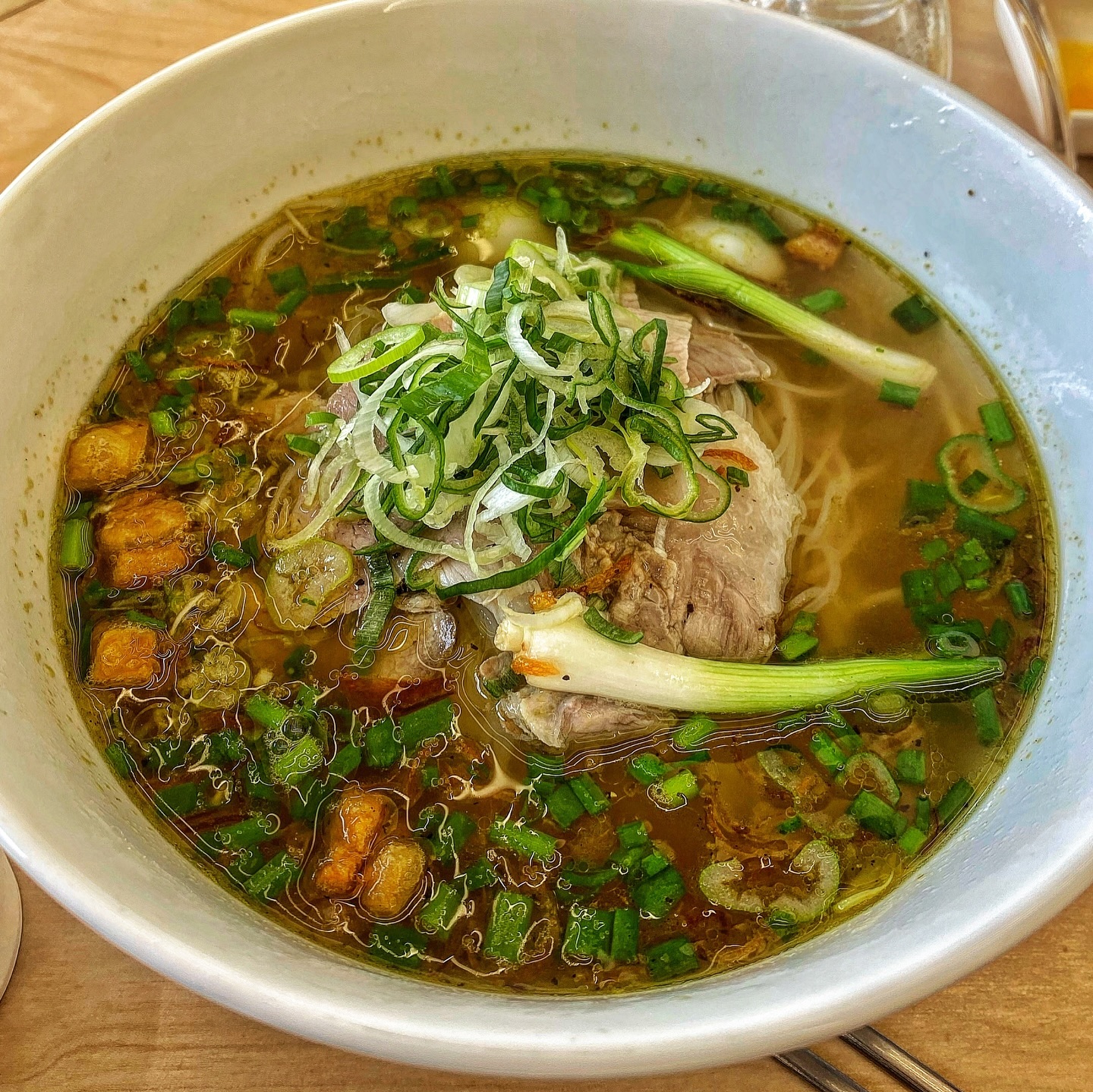 부산시청 목짬
이번 베트남 호치민 여행중 제일 맛있게 먹었던... 꼽혀서 내도록 먹었던... 올해 음식중 최고의 음식이라 생각하는 후띠우 !!!!!
한국에서 후띠우를 먹다니 !!!! 새로 오픈했다는 소식 듣고 너무 궁금해서 밤새고 오픈런ㅋ
후띠우는 베트남 남부지방 전통 면요리. 흔히 알고 있는 쌀국수보다 면이 얇고 탱글탱글 힘이 있는 면. 우리나라도 국수에 들어가는 고명이나 육수 베이스가 다르듯 후띠우도 지역마다 조금씩 다름. 호치민에서 먹은 후띠우는 오징어, 새우가 들어간 해산물 베이스 였고, 부산 목짬엔 돼지고기 육수 베이스였다. 완전 다른 맛인데 둘다 너무 맛있음....❤️
사장님이 호치민으로 여행가셨다가 후띠우 먹고 반해서 호치민에 가게까지 내셨다가 코로나로 가게를 닫고, 코로나가 잠잠해진 뒤 다시 베트남 가셔서 후따우 요리 개발을 다시 시작. 후띠우에 들어가는 모든 재료를 공수하여 한국에 가져오기까지 2년이 걸렸다고 하신다. 후띠우에 진심이심!!!!
와 국물 한입 먹는 순간. 이것이다 싶음...!!!! 묵직하고 담백하고 깔끔함이 다 있는 이 깊은 맛... 더 이상 말이 필요없음. 아무것도 안 넣고 본연의 맛 좀 느끼다가 매운거 좋아하면 베트남 고추 팍팍 넣어 먹으면 진짜 해장 지대로 됨. 과하지 않은 시원하고 칼칼한 또 다른 느낌의 후띠우를 맛 볼수 있구염.
면 다 먹고 밥 한그릇 넣고 고추기름 넣어서 먹으면 한그릇 순삭. 밥은 무료이며 고수도 요청하면 주심.
넴도 꼭 먹어보기. 고기맛, 새우맛, 고구마맛 세가지.
음료는 무조건 땡모반 수박쥬스지. 헤헷
배달도 되는데 꼭 방문해서 먹어보세유. 이 집은 단골각임.😍😍😍
📍월-토 11:00 ~ 20:00 ( 토 ~ 17:00)
📍현재 브레이크타임 없음 ( 생길 수도 있다는거 같음 )
📍애견동반 원칙상 안되는거 같으나 오픈시간 몰리기전에 방문하면 괜찮다 하셔서 케이지에 넣어 같이 방문 ( 방문전 꼭 물어봐야함 )
.
.
.
#예동_목짬
#예동_연산동 #예동_부산시청
#예동맛집
#목짬 #부산시청목짬 #연산동목짬 #후띠우 #후띠우쌀국수 #부산후띠우 #후띠우맛집 #호치민후띠우 #연산동맛집 #부산시청맛집 #부산시청점심 #연산동점심 #거제동맛집 #거제리맛집 #거제시장맛집 #부산시청근처맛집 #연산동맛집추천 #한국후띠우 #넴 #넴맛집 #부산쌀국수맛집 #부산점심맛집 #부산베트남음식점 #부산베트남음식