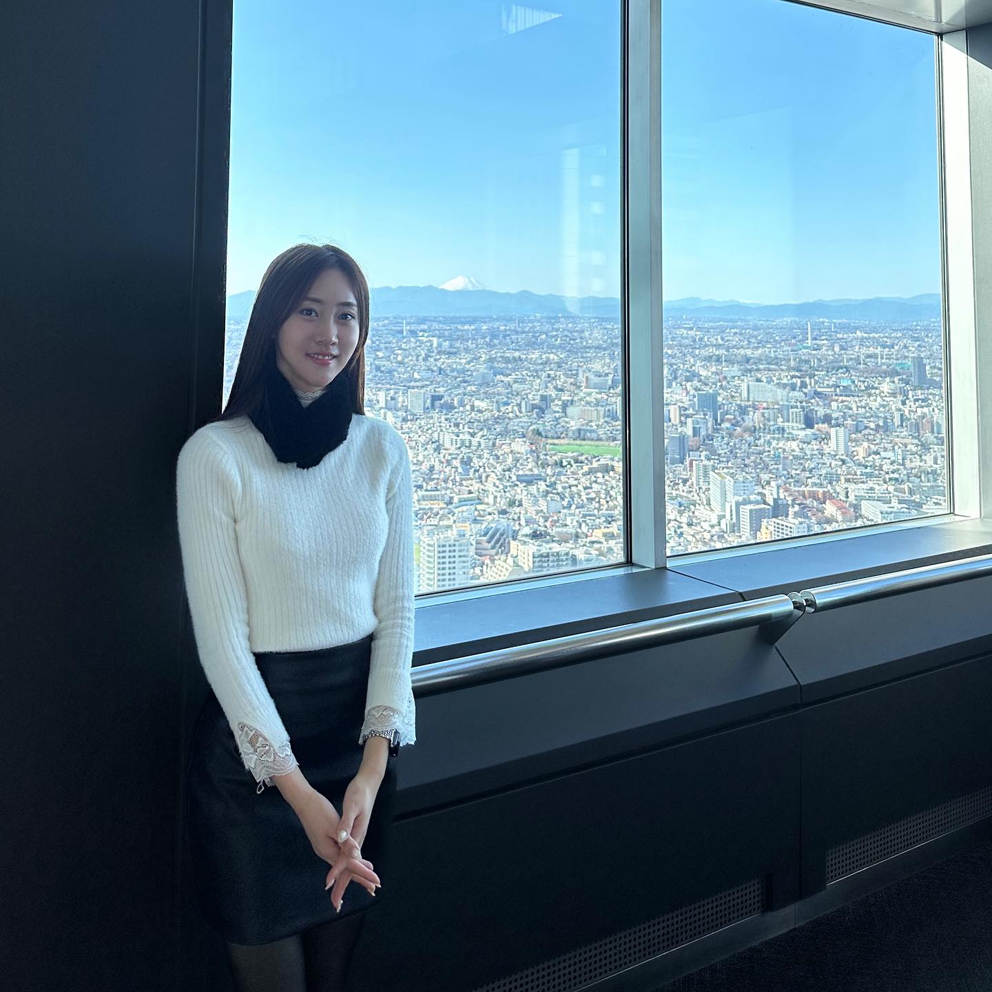 #새해첫날 #후지산스팟 

동경에서 카운트다운하고 
눈뜨자마자 날이 좋아 보러 간 후지산.
도쿄도청에서 후지산까지 아마 120km정도. 
전날 후지산 보이는거 맞냐 아무도 안 믿었는데😎
새해 첫날 맑은 날씨와 함께 후지산 똬! 
여행 중 후지산 볼 수 있는 스팟이 
일정, 날씨 탓에 안 보여 아쉬웠지만 결국 봤다.
3박 4일 같던 도쿄의 2박 3일 여행😊 
요즘 돌아온 제 일상이 정신 없어 
이제서야 하나하나 업로드해봅니다.

다들 연말연시 잘 보내셨나요? 
소원은 뭐였을까 궁금합니다☺️

ps.포토스팟은 #도쿄도청 입니다 :)