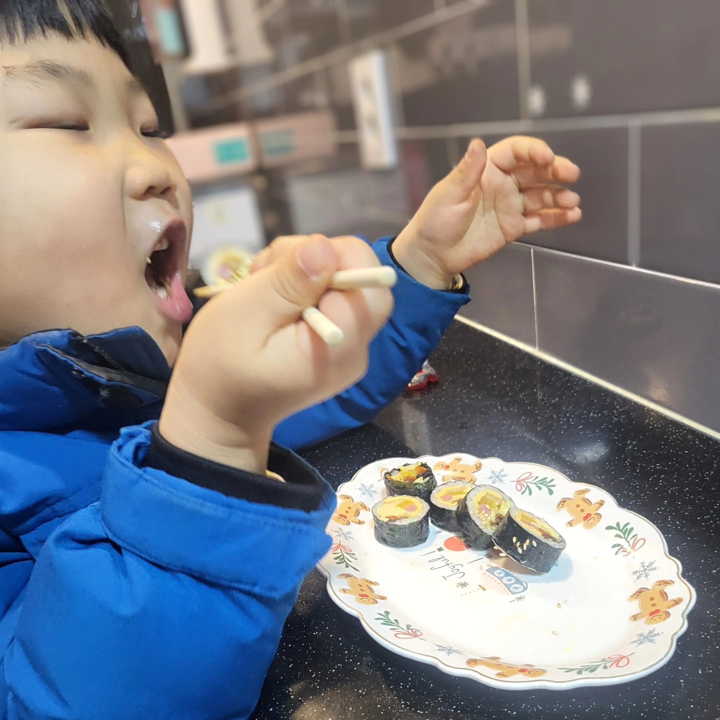 #김밥 맛있지? ㅎㅎ
김밥 먹방중인 막둥이 ^^