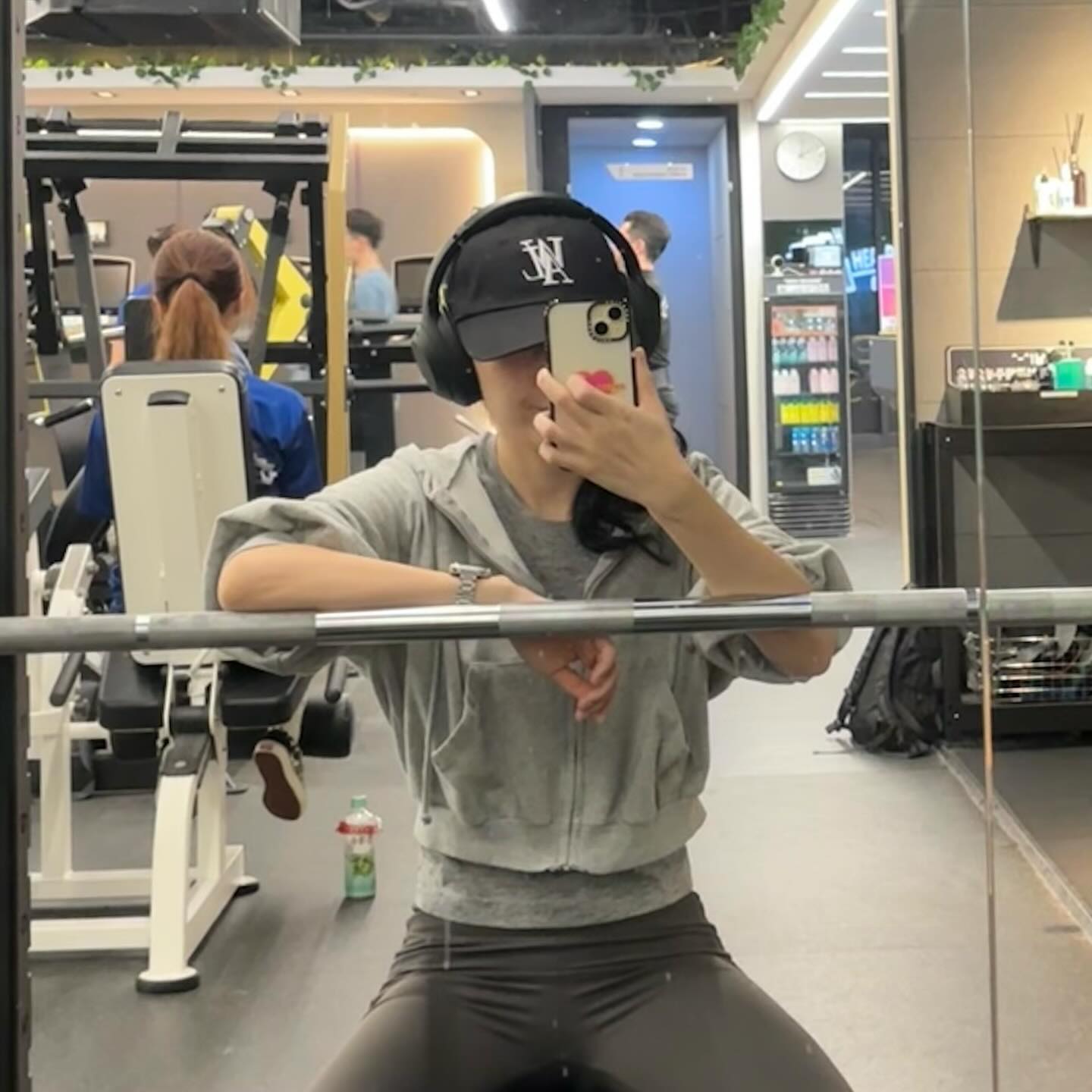 가슴 어깨
벤치하면서 하나 둘 탈의하기😁

뱃살때문에 스트레스 받으면서
동시에
롯리 들려서 라이스버거 사먹어야징~ 하고 있는 나😉

추억의 라이스버거 드디어 먹음!!
맛 기억은 안나지만 코 묻은 돈으로 사먹었던
추억의 라이스버겅😌

뱃살은 겨울 끝나면 빼보자구~~~~🍔

#벤치프레스##인클라인벤치프레스 #덤벨숄더프레스 #벤트오버레터럴레이즈 #사이드레터럴레이즈 5-6세트 씩
