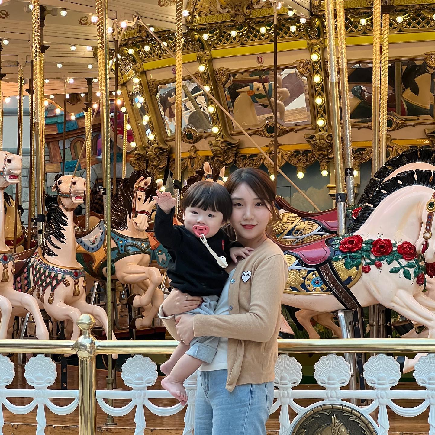 쪼꼬미 으누와 커플룩 입고 첫 롯데월듀 🎠🎡💞
학교에서 많이 가봤지만 첨으로 키즈토리아도 가고, 
으누랑 회전목마도 타고 재밌었던 하루 ✨