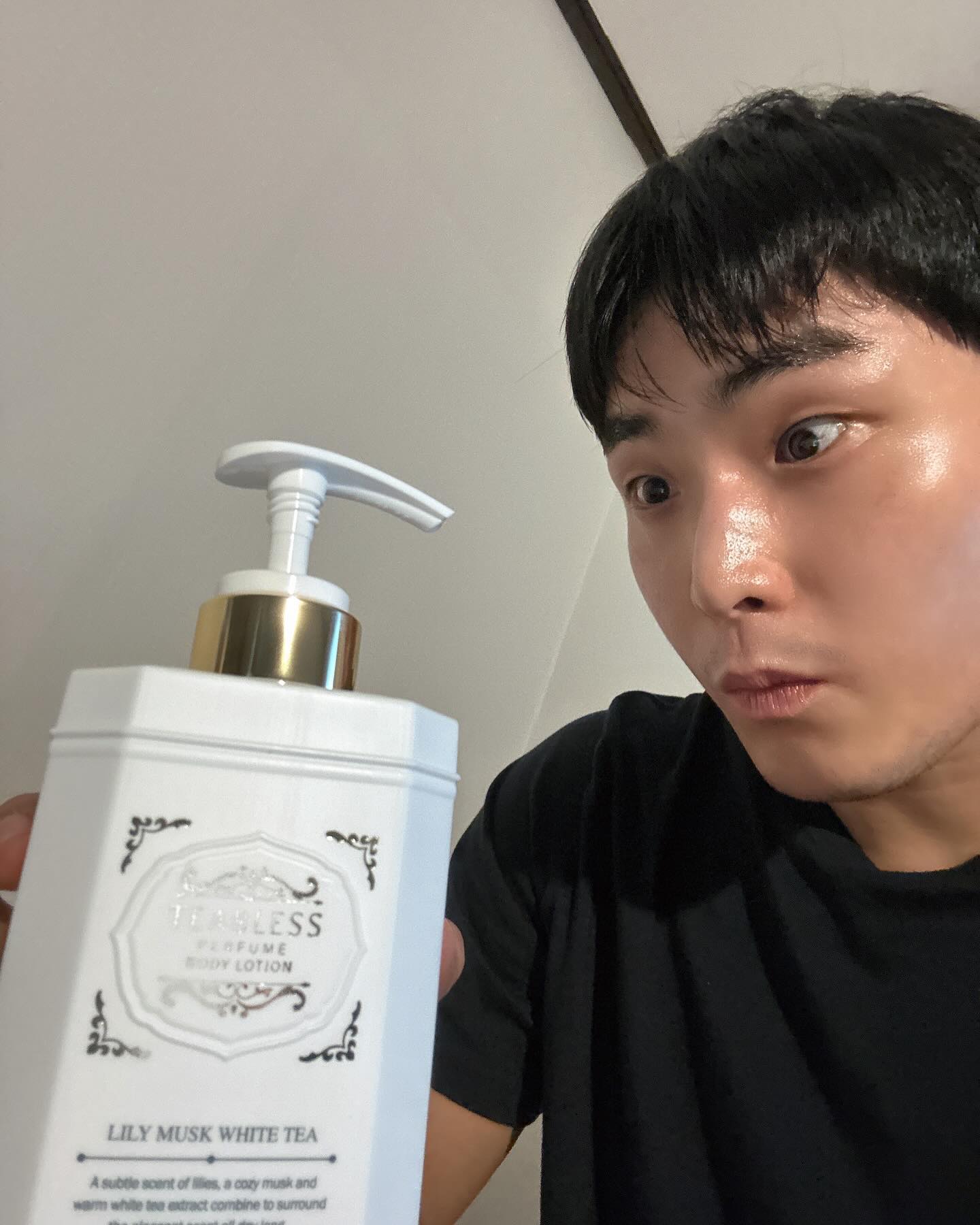 #협찬
teabless_official 의 퍼퓸 바디 로션👏

릴리 머스크 화이트티 제품으로 백차, 백합, 물망초의 향이 있어 굉장이 포근한 향이었어요!
피부가 예민한 저도 괜찮은 거 보니 웬만해서는 괜찮을 것 같네유
.
.
.
#광고#모델#배우#유튜브#로션#바디