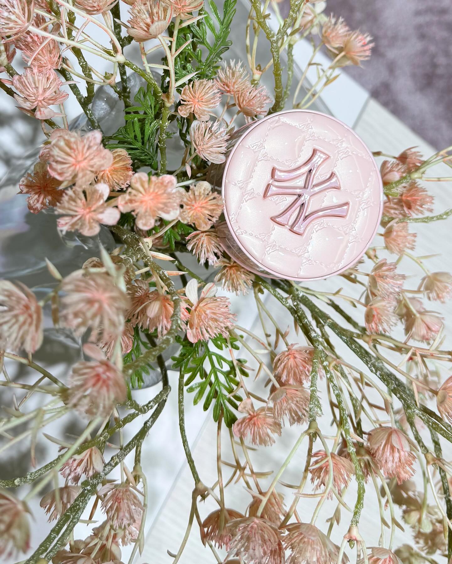 쿠션 넘 이뻐서 #Pinterest 느낌 사진 풀어봐용☺️🫶🤍🌷

banilaco_official banilaco_b.bybanila #광고 #AD
#패키지도예쁜데제품력까지💗#바닐라코열일💗

🔥카카오선물하기 런칭하자마자 5분 완판
🔥네이버 바닐라코샵 런칭하자마자 5분 완판

헉…! 품절대란템 🎀MLB 핑크 쿠션 에디션🎀
🎀카카오선물하기 예약판매 진행중
🎀네이버 쇼핑 예약판매 진행중
🎀바닐라코 공식몰 20일부터 예약판매 진행 예정!

MLB X 바닐라코 뉴욕 핑크 에디션 MLB X BANILA CO NY Pink Edition-21로제

콜라보 맛집, 바닐라코! 이번에는 패션 브랜드 MLB와 만났습니다 MLB X 바닐라코 뉴욕하트 에디션 출시!

💖로맨틱한 PINK 케이스 #한정판 MLB NY 핑크 에디션 케이스 출시!
패션 브랜드 MB와 콜라보 장인 바닐라코의 만남!
발렌타인데이에 맞는 로맨틱 핑크 컬러의 한정판 케이스로 소장가치 UP!
퍼프까지 NY PINK💗 놓치지 않는 디테일✨️

💖매트 vs 모이스처 원하는 리필로 선택 가능!
원하는 피부 표현에 어울리는 쿠션 리들로 호환 가능!
보송한 마무리를 원한다면? 화이트 쿠션 리틀 선택
족족한 마무리를 원한다면? 화이트 쿠션 모이스처 리필 선택
계절과 피부타입에 맞는 나만의 특별한 쿠션 완성

💖MLB 뉴욕 하트 에디션의 특별한 굿즈, 핑크 버킷 파우치 증정
- 공식물 단독! MLB 뉴욕 하트메디션 세트 구매시,
한정판 레드버킷 파우치 증정

여러분 바닐라코 화이트 쿠션 유명한 것 아시죵!?!?ㅎㅎ원래도 화이트로 이뿐 패키지에 챡붙뽀용 피부표현 최강자!!_<💕💕 이번에 MLB랑 콜라보를 했는데요!!보쟈마쟈 기분좋은 핑크빛에 힙한 디자인!!제품력은 그대로 가져가서 이거,,안사면 후회한다,,🥹💗✨✨너모이쁘엉!!!!!

내일부터 예약판매 당장만나!! ➡️banilaco_official 🫶🫶

#커버리셔스 #바닐라코 #화이트쿠션 #화이트쿠션모이스쳐#BANILACO#BANILACOXMLB#covericious#whitecushion#whitecushionmoisture #NYpinkedition #바닐라코쿠션 #매트쿠션 #속광쿠션 #쿠션추천 #covericious#cushion#basemakeup#covericiouswhitecushion#whitecushion #beauty #cosmetics #daily #makeup #바닐라닷컴 #mlb #뷰티