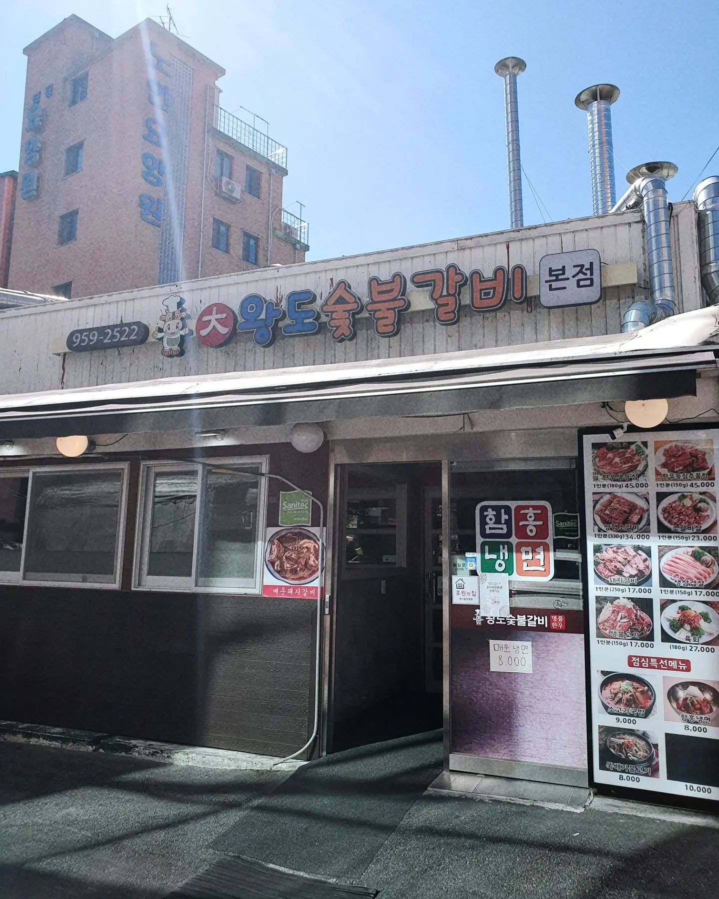 ⠀
⠀
왕도숯불갈비
⠀
📍 서울 동대문구 약령시로 122
⏰️ 매일 11:00 - 22:00
☎️ 02-959-2522
⠀
청량리 시장 쪽에 위치한 갈비맛집 !!!
왕도숯불갈비 소개해드릴께요 🤗
⠀
청량리역 2번출구에서 도보로 5분 정도
거리에 위치해있어요 ~ 내부가 생각보다
넓어요 안쪽까지 자리가 있더라구요
단체도 수용가능한 공간이 있으니 회식이나
가족모임 등 완전 쌉가능이요 !!!
⠀
입구쪽 초벌공간에서 어느정도 익혀 주시니
갈비 익는 시간도 단축되고 좋더라구요
반찬들도 다 맛있어요 ~ 그 중 게장은 사랑입니다 ♡
돼갈에 양념게장과 비빔냉면은 찰떡궁합!!!
직접 만든 소스로 숙성한 돼지갈비도 맛있고
수제쌈장도 너무 맛있어요 👍🏻 돼지갈비 외에
한우생등심, 양념소갈비, LA갈비, 소갈비살,
삼겹살,육회, 불고기 등 다양한 메뉴가 있어요 : )
⠀
일하시는분들도 너무 친절하셔서 기분 좋게
먹고왔습니다 ~ 왜 손님들이 많은지 알겠어요 ^^
⠀
#청량리갈비맛집 #왕도숯불갈비 #돼지갈비
#청량리돼지갈비 #청량리역맛집
#청량리역고기집 #청량리왕도숯불갈비