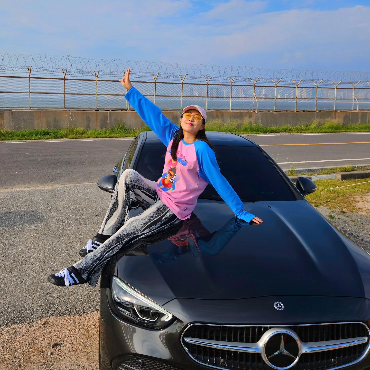 5년 탄 크리엘과 이별하고 두번째 자동차🚘
"벤브리(벤츠+더브리엘커플)" 앞으로 
우리 더브리엘랑랑 세식구 잘 부탁해💕
첨으루 셋이타구 나들이 기록👨‍👩‍👧 
.
.
.
#브리엘 #daily #selfie #셀스타그램 #얼스타그램 #셀카 #selca #데일리룩 #델룩 #패션스타그램 #fashion #ootd #dailylook #일상 #소통  #더브리엘 #더브리엘커플 #더브리엘랑랑 #차스타그램 #벤츠 #벤츠c200 #새차스타그램 #새차뽑음 #새차인증 #허세샷 #이제쫄쫄굶자 #😂