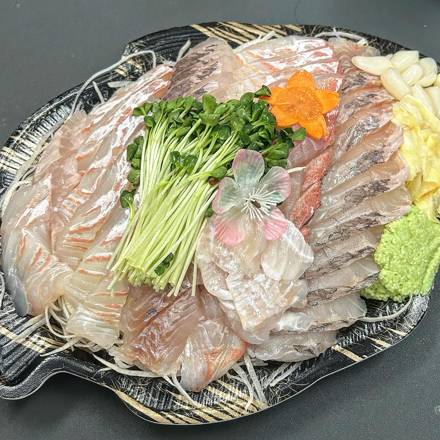 가락시장에서 회 맛집을 찾고 있다면? 🐟
#가락시장활어회바다나라

회를 정말 좋아해서, 회는 농수산물 시장에서 사곤 하는데
가게가 너무 많아서 어디서 사야할까 고민 중이시라면
가락시장 활어회 바다나라 강력 ❗️ 추천 드린다 

가락시장 중 가성비 최고의 맛집이라고 단언코 말할 수 있다
가격은 저렴하지만 맛은 오마카세급..!

📍대광어 + 우럭회 소 57,000

소라는 사이즈가 믿기지 않을만큼 두툼한 회들이 가득 담아져 나온다
회 두께가 상당해서 입에 착착 감기고 아주 식감이 찰지다
대식가 두 명이서 먹어도 양이 많았다
맛있고 양 많고 저렴하고!

회를 좋아하시는 분들이라면
아~~주 만족하실만한 곳 👍🏻🔥

가락시장 회 맛집,
바다나라 강력 추천드린다

🕖매일 09:00 - 21:00
📍 서울 송파구 양재대로 932 가락몰 1층 수산 C27호 바다나라
📞 0507-1355-9172
✋🏻단체 이용 가능, 남/녀 화장실 구분, 포장, 배달, 예약, 주차 가능

#가락시장맛집 #가락시장횟집 #가락시장물회맛집 
#가락시장참치회맛집 #가락시장민어맛집
#가락시장대게맛집 #가락시장오마카세맛집 #가락시장바다나라