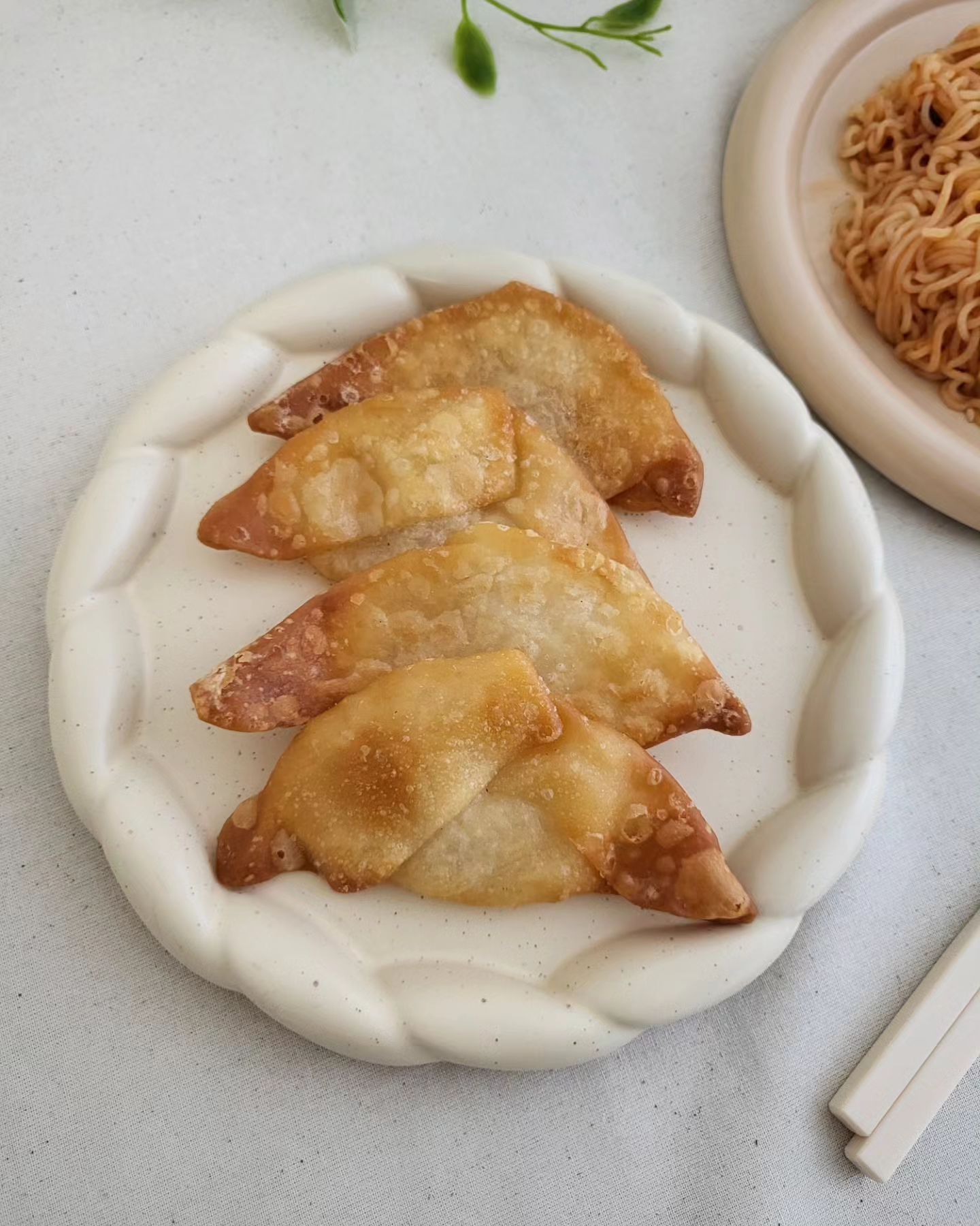 #철이야끼만두

야끼만두 찐맛집 하나 알려드릴게요.
석관동 철이 수제 야끼만두 !!

철이 아끼만두는 손으로 만들어요
바삭한 식감을 위해 하나하나 
손으로 직접 눌러 만두 속에 있는 
공기를 제거 하고 1차적으로 스팀으로 찌고
마지막에 기름으로 튀긴다고 하더라구요.
미리 만들어놓는 게 아니고 주문 후
바로 만들어서 배송한다고 해요.

제가 먹어본 야끼만두 중에서 최고!!
바삭바삭하고 당면이 가득 차 있어서 
식감도 좋고 기름 냄새도 없고 너무 맛있어요.
야채 싫어하는 저희 아들도 당면만 
들어있으니까 엄청 잘 먹더라고요

#석관동철이야끼만두#석관동야끼만두
#야끼만두#철이수제야끼만두#야끼만두맛집
#먹스타그램🐷#먹스타맞팔#먹팔#맞팔
#먹스타#먹스타그램🍴#맛스타그램#맛스타#맛스타그램😋