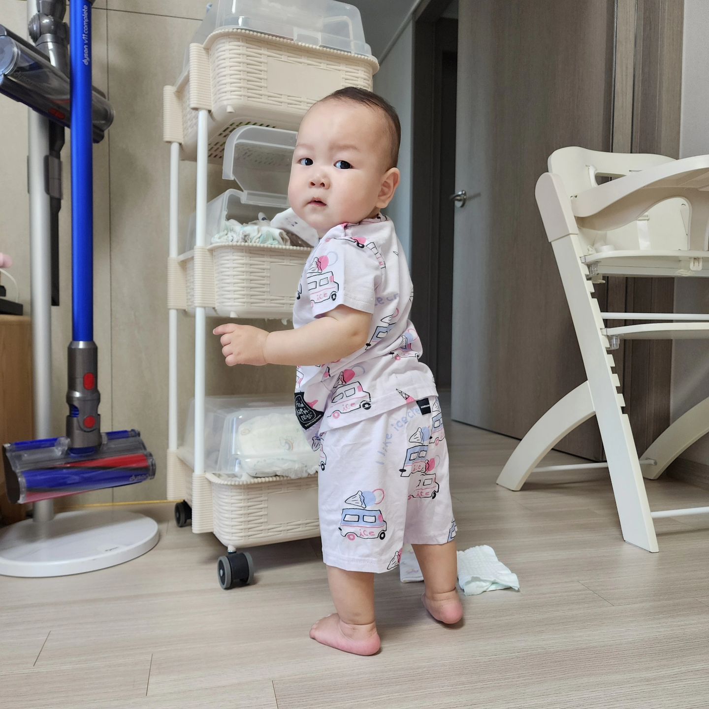 #도노도노협찬 donodono_official

요즘 제일 손이 잘 가는 아기내복, 도노도노 뱀부 반팔내의 그리고 수면조끼에요 부드럽고 시원한 뱀부코튼 소재로 아이에게 이보다 좋을순 없는데요 편안한 착용감으로 어린이집 등원룩으로도 제격이랍니다 귀여운 디자인들이 많은데 요건 아이스크림카 디자인이에요 ~
같은 디자인으로 수면조끼도 입는데 이불안덮는 우리아기에게는 머스트해브아이템이죠 밑단 스냅 3개가 있어서 말려올라갈 걱정 없어요 에어컨 틀어 재워서 추울까 걱정되는데 수면조끼 있어서 다행이에요~
자꾸 입히고싶은 도노도노 뱀부 반팔내의와 수면조끼에요

#아기내복 #아기실내복 #유아내복 #유아실내복 #여름아기내복 #유아내의 #아기여름실내복 #아기수면조끼 #여름수면조끼 #도노도노내복 #도노도노실내복 #도노도노반팔내의 #도노도노수면조끼