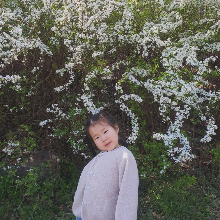 어린이집에서 보낸 사진인데 분위기 무엇...?🤭

#꽃놀이가서 #화보를찍어주셨네 #어린이집은사랑입니다