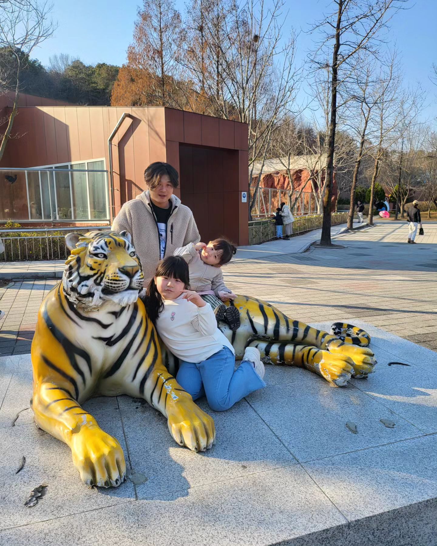 우치공원 동물원🐯
아빠 휴일은 나들이☺️
예쭈니네랑 동물원 구경👀
요리조리 뛰어다니며 
동물들 찾아다니는 딸들🤣
아주아주 신나버링😆
아빠랑 함께라 더더더 좋음😊
행벅한 주말 일상😍

2024.3.10.일