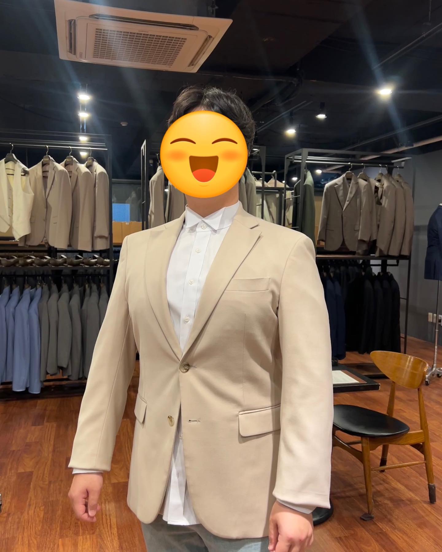 #결혼준비 #예복대여
제목: 점점 빨갛게 변해가는 신랑 얼굴

 #와이즈웨딩 박람회에서 #아르코발레노 정계약 계약해서 #촬영대여복 2벌 골랐어요!

옛날에는 신부가 드레스고르면 신랑 양복은 맞춰 골랐는데 요즘은 신부드레스 셀렉을 촬영일이랑 가깝게하고 드레스가 심플모드가 많아 각자 하고픈걸 고른다고해요!

11월17일 촬영예정인데 2달 전 9월16일에 대여복 셀렉했어요!

저희는 깨끗 심플 깔끔 인물중심 신상스튜디오 #비마이스튜디오 에서 촬영하는 것을 생각해서 체크는 피하고~, 흰 바탕의 배경이 많아 화이트 예복 원했지만 피하고 총 5가지 대여복 입고 2벌 선택했습니다~ 다크네이비는 예복맞춤으로 준비되고 있어서 촬영날에는 맞춤복까지 3벌을 입을거예요!!

1. 뉴베이지
2. 아이보리
3. 연두빛 나는 밝은 그레이
4. 코코아 브라운
5. 그레이

대여복 입는데 부끄러운지 얼굴이 점점 빨갛게ㅋㅋㅋ 즐기라고~~~ 예복샵도 은근 와야할 날들이 많아 남친 혼자오시는 경우도 종종 있다고 하는데 제가 오늘 가보니 가봉 + 대여복 남친 혼자했다면 쫌 슬펐을거 같아요~ (시간이 어렵다면.. 친구라도 데꼬가시길~)

📍저희의 선택은!!! 두구두구!!
1. 뉴베이지 
4. 코코아브라운 (4번은 3번이랑 고민이 많았는데 역시~ 프리미엄 라인이라고 하더라고요~~ / 추가금 이떠요~)

📍대여품목
키높이 구두 무려 7cm 신으니 180!! 대박~
검정구두 1개, 브라운구두 1개, 
보타이 +넥타이 5개, 
행커치프 2개, 
베스트 1개

1박 2일 대여
우리가 챙길 것! 흰, 검 긴 양말, 페이크삭스, 흰색라운드반팔

#아르코발레노강남점 #신랑촬영복 #신랑예복 #신랑정장 #신랑촬영예복