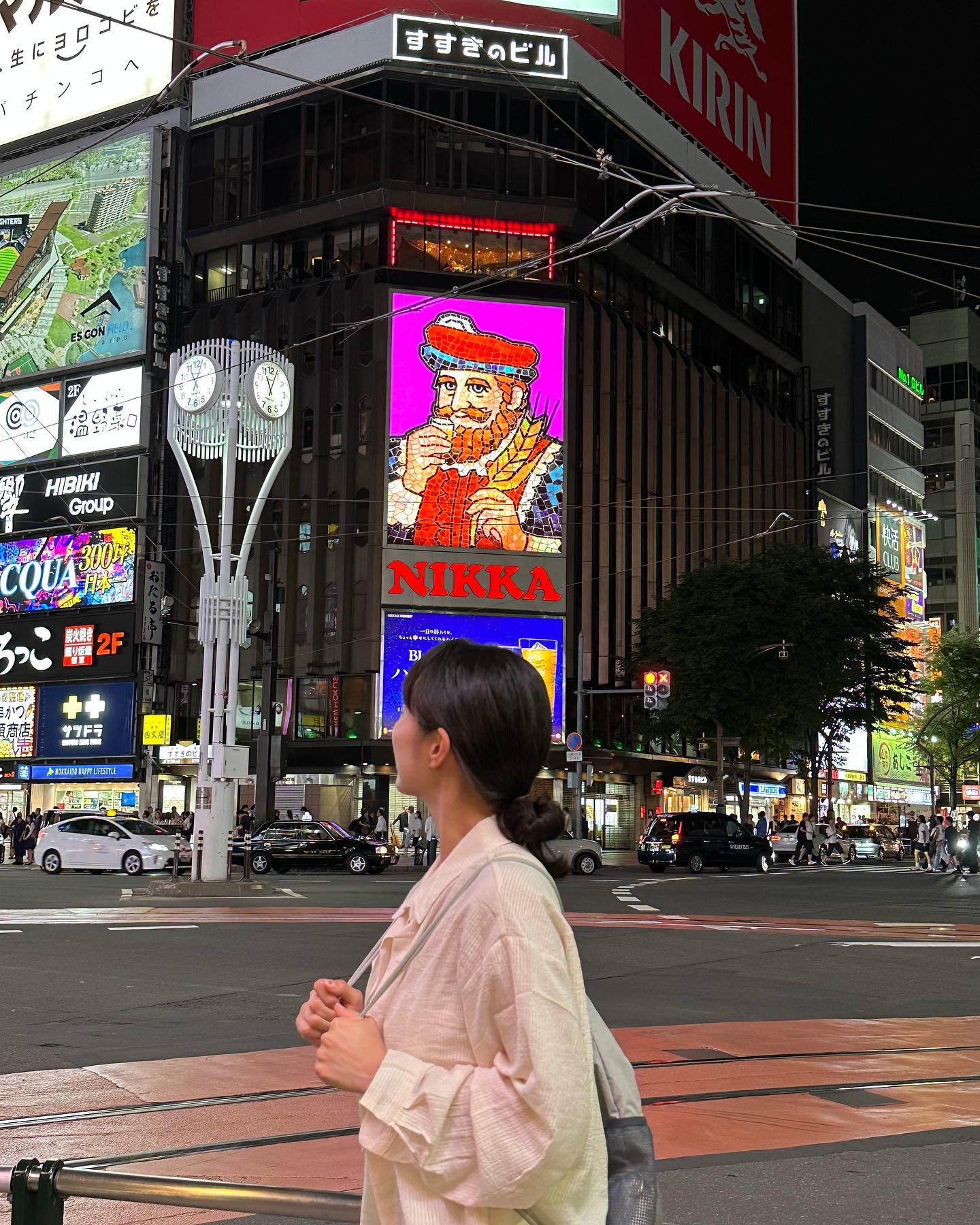 📍 삿포로 스스키노에 왔다면? 니카상!
⠀
삿포로의 가장 큰 번화가 스스키노✨ 스스키노에는 다양한 이자카야와 함께 징기스칸, 스시, 라멘 등 맛집이 즐비하고 밤에 정말 화려하답니다💖 스스키노를 방문하신다면 트레이드마크인 니카상과 함께 사진 남기는 건 필수!
⠀
✔️ 니카상 맞은편 맥도날드 앞이 포토스팟!
✔️ 형형색색 바뀌는 니카상과 사진을 남겨보세요📸
✔️ 편의점에서 캔으로 된 니카 위스키를 구매할 수 있어 가볍게 마시기 좋아요🥃
⠀
🥩 징기스칸_ 다루마 5.5
🍜 라멘_ 멘야 유키카제
⠀
⠀
#태윤_일본