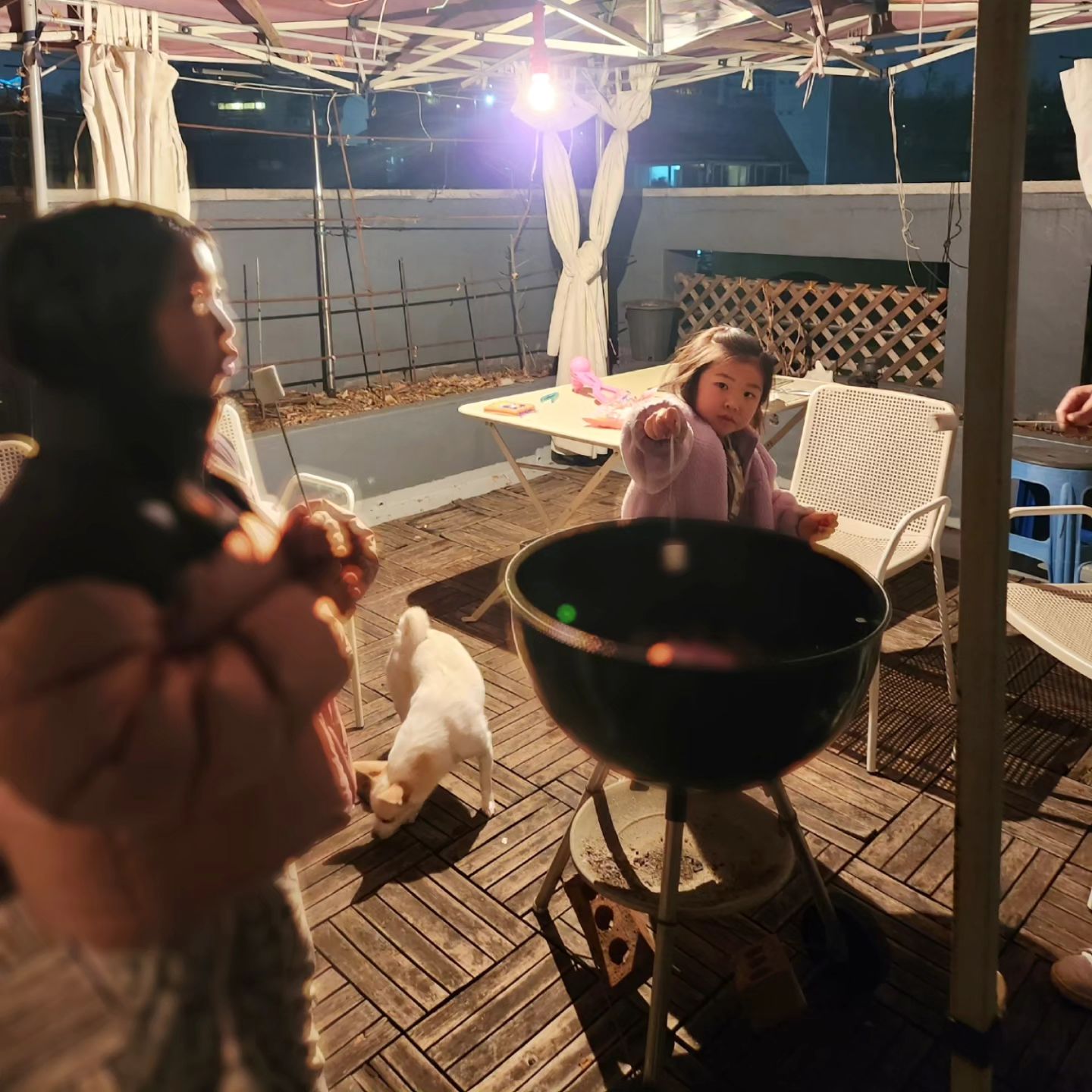 함미네 옥상에서 고기 꾸워 먹구
마무리는 마시멜로🍡
 
사촌언니랑 노는게 마냥 좋은 옐공ㅋㅋ
엄청엄청 까불고 난리다 욘석들🤣🤣🤣
 
 
 
 
#옥상바베큐 #마시멜로 #마쉬멜로우
#할머니댁 #까불이들 #조카랑딸 #불금 🔥