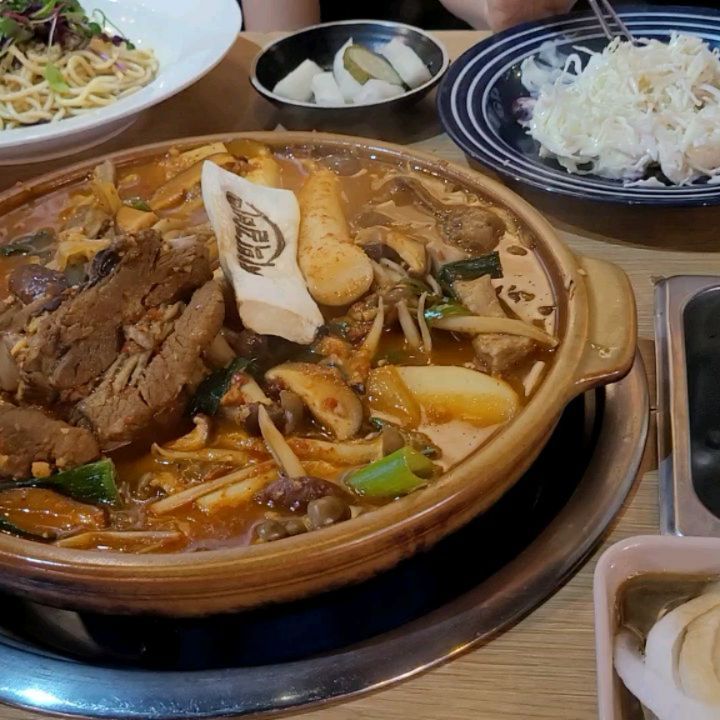 새로 생긴 대구 신월성 자박갈비 다녀왔어요. 자박자박한 국물과 갈비가 한가득 들어있었는데요.
갈비맛은 부드럽고 담백하고 국물맛은 진하고 화끈해서 술안주로 그만이더라고요 ㅎㅎ 치즈 볶음밥 강추!!
 
#월성동맛집 #신월성자박갈비  #자박갈비