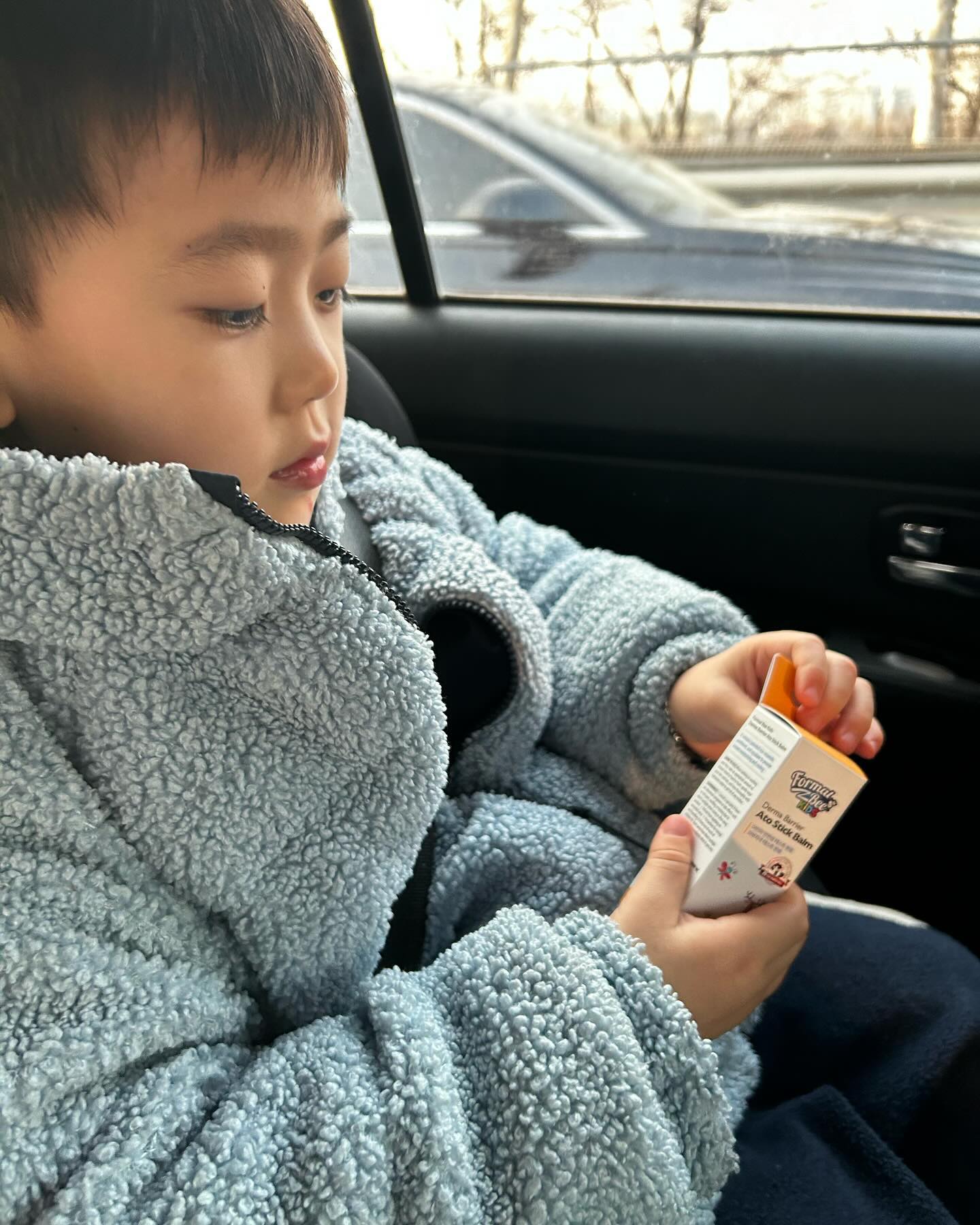 #협찬 포멀비 키즈 더마베리어 아토 스틱밤 
formalbee_kids 

Formal Bee Kids 💛
 Derma Barrier Ato Stick Balm

우리 웅이를 위한 이모찬스🩵
포멀비 키즈의 신제품으로 더마베리어 아토라인 출시!
수분만으로 보습과 쿨링감을 동시에 느껴지는 촉감 멀티밤

휴대하기 좋은 사이즈에 웅이한테 보여주자마자 보습충전
촉촉하게 사용할 수 있는 에어타이트닝 용기
무엇보다 무향으로 테스트 안전사용
건조한 날씨에 아이와의 외출, 늘 긴장하는 예민하고 건조한
피부상태😳
볼과 입주위, 목, 팔, 다리 무릎, 오금 등 수시로 바르기 좋은
스틱타입으로 즐겁게 놀이처럼 발라주깅

#포멀비키즈 #스틱밤 #아토스틱밤 #멀티밤