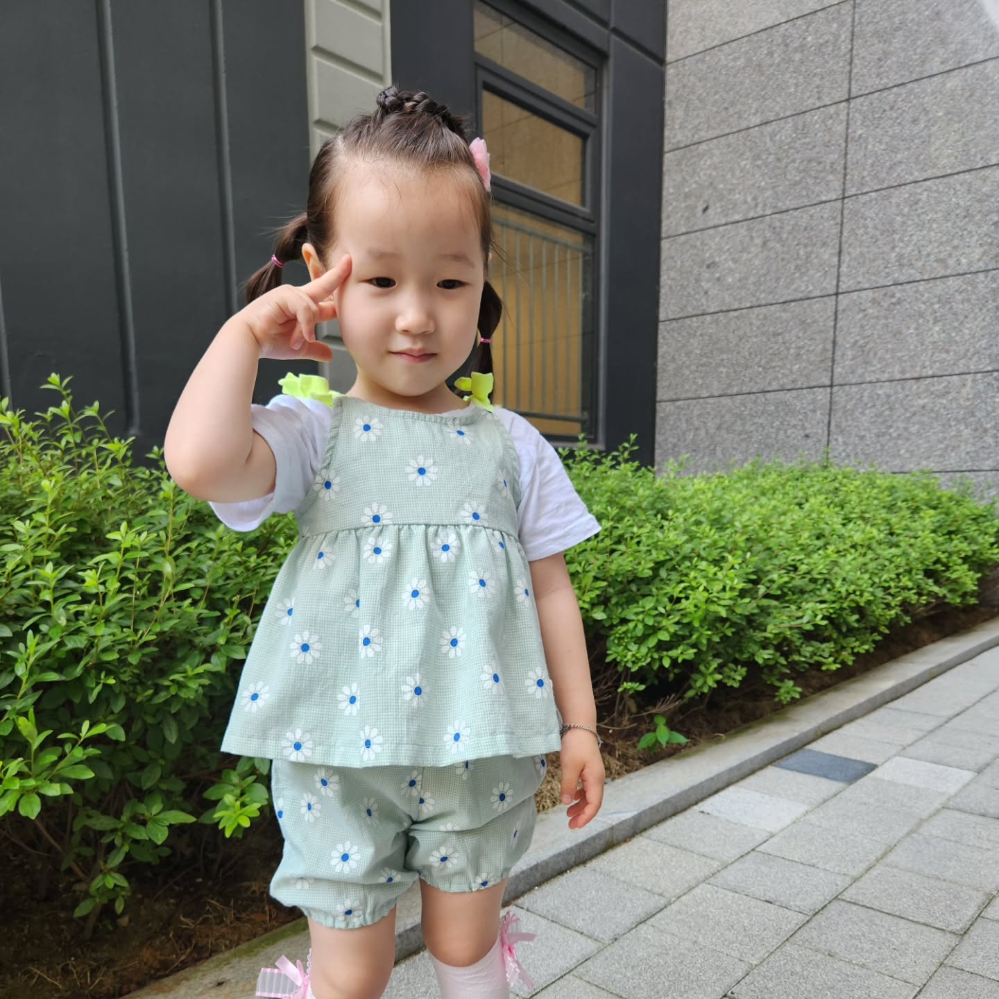 #인생1496일차 #하현서 #하똑똑 

이렇게 추운데 여름사진 늘 한결같은 등원샷
항상 에너지넘침
놀이공원가도 겁 없이 놀이기구 잘 탐
로니만나 등원하는거 좋아하지만 이제 해외가는 로니ㅜㅜ
미술학원서 쿠키만들기
유치원에서 감자캐기
건강만하자😍