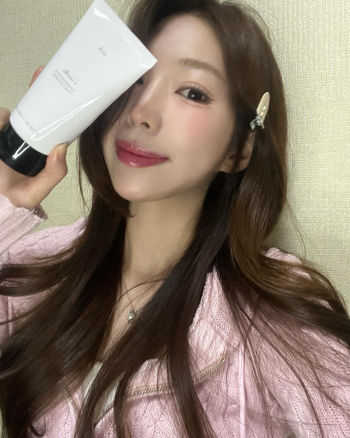 🌱

#제품제공 

AROH CENTELLA CALMING ENHANCE FOAM CLEANSING🌿

부드러운 텍스처로 민감한 피부도 자극없이 진정과 세정을 돕는 크림 타입의 모이스처 클렌저💚

- 발효 CICA COMPLEX : 7가지 병풀 효능 성분
- 초저분자 히알루론산 : 보습 성분
- All Ceramide : 5가지 세라마이드 성분
- 포트마리골드꽃(카렌듈라꽃) : 트러블 케어 성분

#aroh #에이로 #클렌징폼추천 #폼클렌징 🌱
#셔터브리티 #셔터 #올리브영 📸