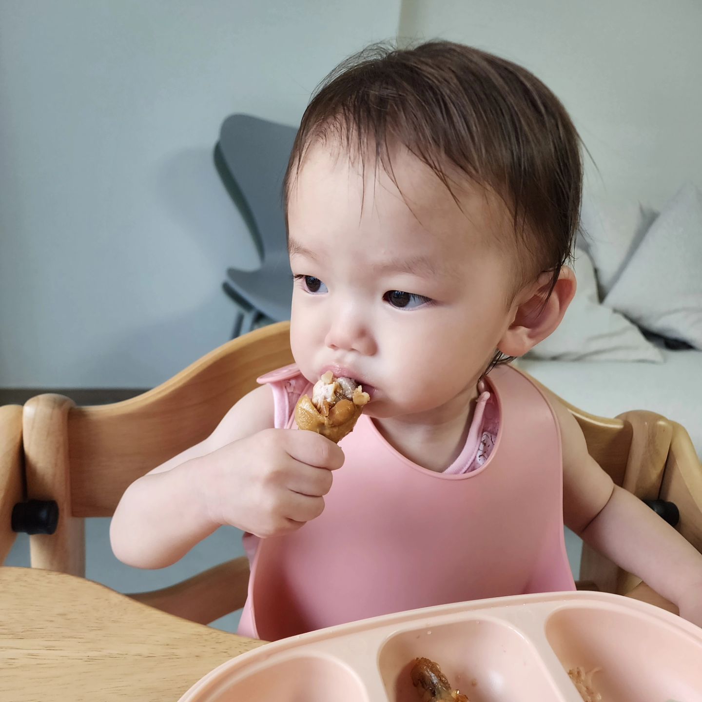 윤아공주의 먹방❤️
엄마표 닭봉조림&들깨미역국
맛있게 먹어줘서 
만드는 엄마는 넘나 뿌듯,,🥹🥹

닭봉조림은 제가 먹어보니까
덜짠 교촌치킨 맛이 나더라구요!!👍🏻
그대로 에어프라이에 구우면
교촌치킨이랑 흡사할 것 같아용ㅎㅎ

<<닭봉조림 양념>>
아기간장1 알룰로스1 굴소스1
다진마늘 0.5  물100ml
양념도 간단하니까 꼭 만들어서
드셔보세요‼️

(중간중간 물 조금씩 추가하면서 
졸여주면 더더더 맛있음요❤️)

 
 
#아기식단 #유아식식단 #아기식단공유 
#유아식레시피 #닭요리