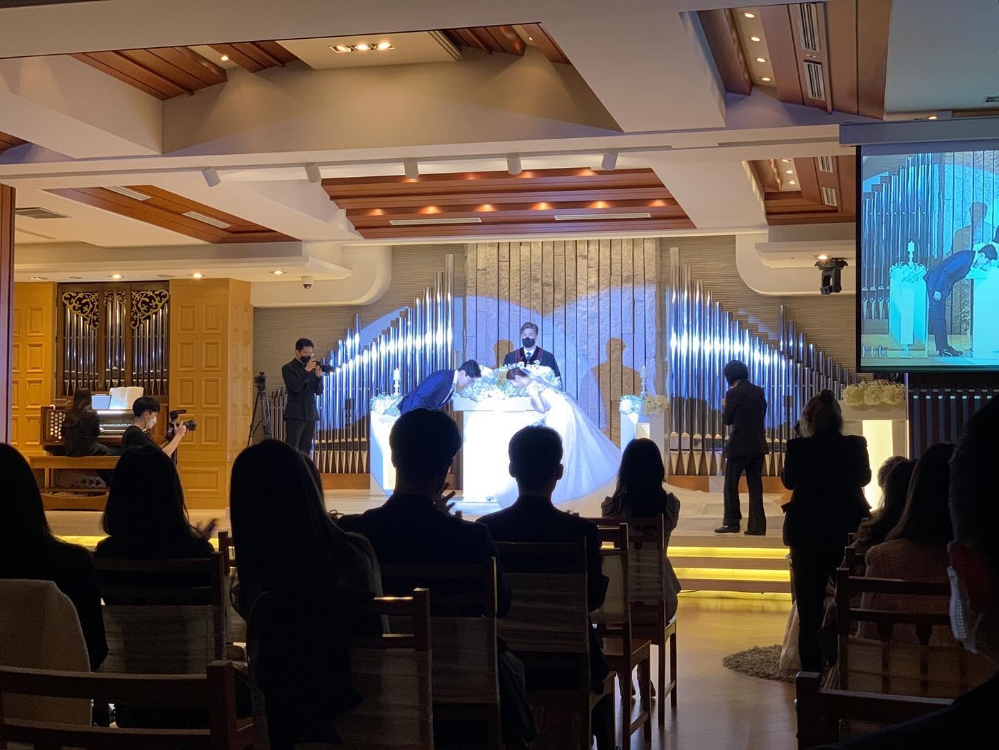 신랑신부 맞절!

결혼준비를 하면서 너무 도움이
되었던 ‘다이렉트 결혼준비 카페’

direct.wedding 

*
👰🏻🔜다이렉트결혼준비와 함께하면
정보력🔝🤍🤍🤍

⭐️예비부부님들께 추천드리고 싶은 다이렉트카페
⭐️가입하실 때 ❤️oliver❤️ 추천해주시면
3만포인트가 바로 지급된답니다.

#다이렉트결혼준비 #웨딩 #예식홀
#결혼준비 #웨딩마치
