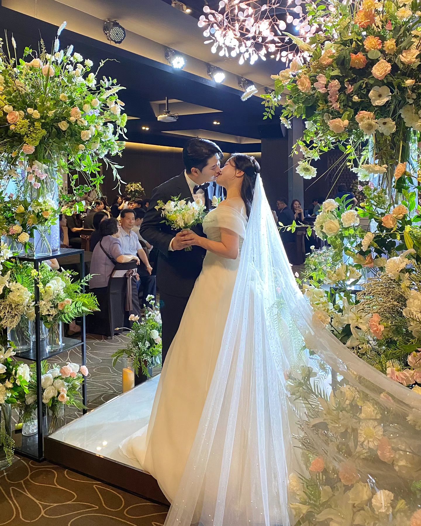 💍2024.06.29 Wedding day💍

축하해주신 모든분들 감사합니다 ~!!!!!
덕분에 신나고 행복하게 결혼식 잘 마칠 수 있었어요🫧
검은머리 파뿌리 될때까지 야무지게 잘 살겠습니다 🤵‍♂️👰‍♀️✨️
-
✨️플래너님 : 지혜팀댠님 (hyun.pl )
✨️드레스 : 브라이드메르시 (bridemerci_official )
✨️오빠예복 : 아틀레 청담(atle_korea )
✨️헤메 : 보보리스 (boboris_wedding )
✨️식장 : 레노스블랑쉬 (lesnoces_official
-
#결혼식 #유부초밥