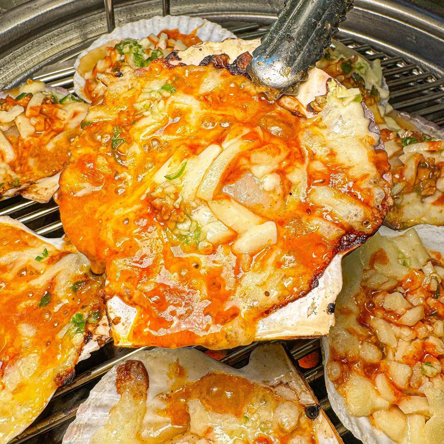 여기 진짜 미X놈

#상록회관

▫쌀쌀한 날씨 저녁으로 고기를 먹을지
조개구이를 먹을지 고민하다 수원 <상록회관>에서
저렴한 가격에 둘 다 즐길 수 있다길래 다녀왔어요!

▫우선 돼지 한근은 여러 부위가 나오는데
두툼한 삼겹살이 육즙을 꽉 머금고 있고,
같이 나오는 무생채에 싸먹으면 진짜 JMT!
셀프바에 김치, 콩나물, 파인애플도 있어
구워먹으면 더 맛있게 먹을 수 있어요🫶🏻

▫️가리비는 치즈가 듬뿍 뿌려져 나오는데
고기 먼저 먹고 술안주로 먹기 딱이더라구요.
치즈가 쭈욱 늘어나 고소함이 두배🧡
가리비 알도 큼직해서 너무 맛있었어요!

▫️해물 가득 들어간 해물라면과
산낙지도 주문! 산낙지는 통째로 연탄불에 구워
산낙지구이로 먹는데 짭쪼롬하면서 쫄깃한 식감이
별미더라구요✨ 술이 술술 들어갑니다 정말!!

@@아 여기서 고기랑 조개 다 먹자
_______________________________________
🏠 상록회관 수원역점 
📍 경기 수원시 팔달구 덕영대로895번길 25 1층
🧾돼지한근 ₩34,000원
🧾가리비구이 ₩15,000원
🧾산낙지 ₩20,000원
🧾해물라면 ₩10,000원
________________________________________
#수원맛집 #수원역맛집 #수원맛집추천 #수원데이트
#수원핫플 #수원노포 #수원고기집 #가리비구이 #삼겹살