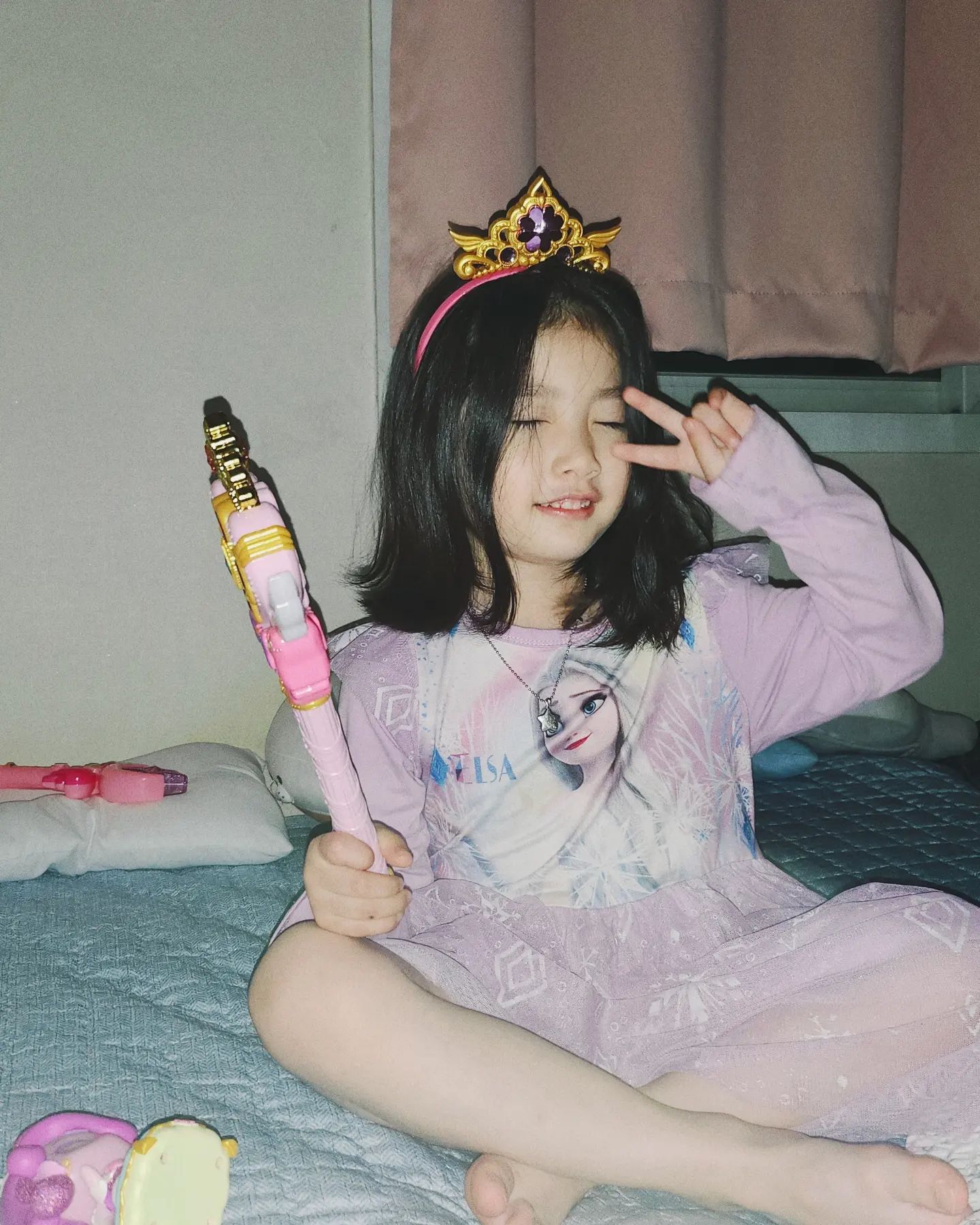 우리집 공주야 🩷
3일 내내 엄마랑 집콕하는거 힘들다 그쟈? 
여봉 언제 쉴수 있어요 ..? 놀러가고 싶어요 😂😂

#육아 #집콕 #습하다습해 #에어컨풀가동 #6살딸