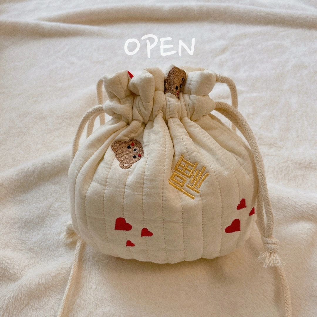 🧧복주머니 빠른배송 ❤️
이제 추석이 얼마남지않았습니다:-)♡

미리미리 준비하셔야죠!!
우리 아이 복주머니♡
아이뽀가 준비 했습니다!

시중에 나오는 흔한 디자인 아니구
모두 좋아할만한 곰자수로 준비했어요
실물보고 너무예쁘다구 난리난리!🧸

국내 100수 정단으로
한 철 쓰고 마는 그런 복주머니 아니라서
동생들 물려 줘도 거뜬이 사용할수있는 튼튼하고 예쁜 복주머니 랍니다:-)

🧸주문기간 : 시즌 상시진행
🧸배송기간 : 주문후 평일 기준 2-3일

🏷️ 홈페이지 없는 상품이예요 .ᐟ.ᐟ
  구매 및 문의는 디엠 또는 댓글주세요.ᐟ❤️