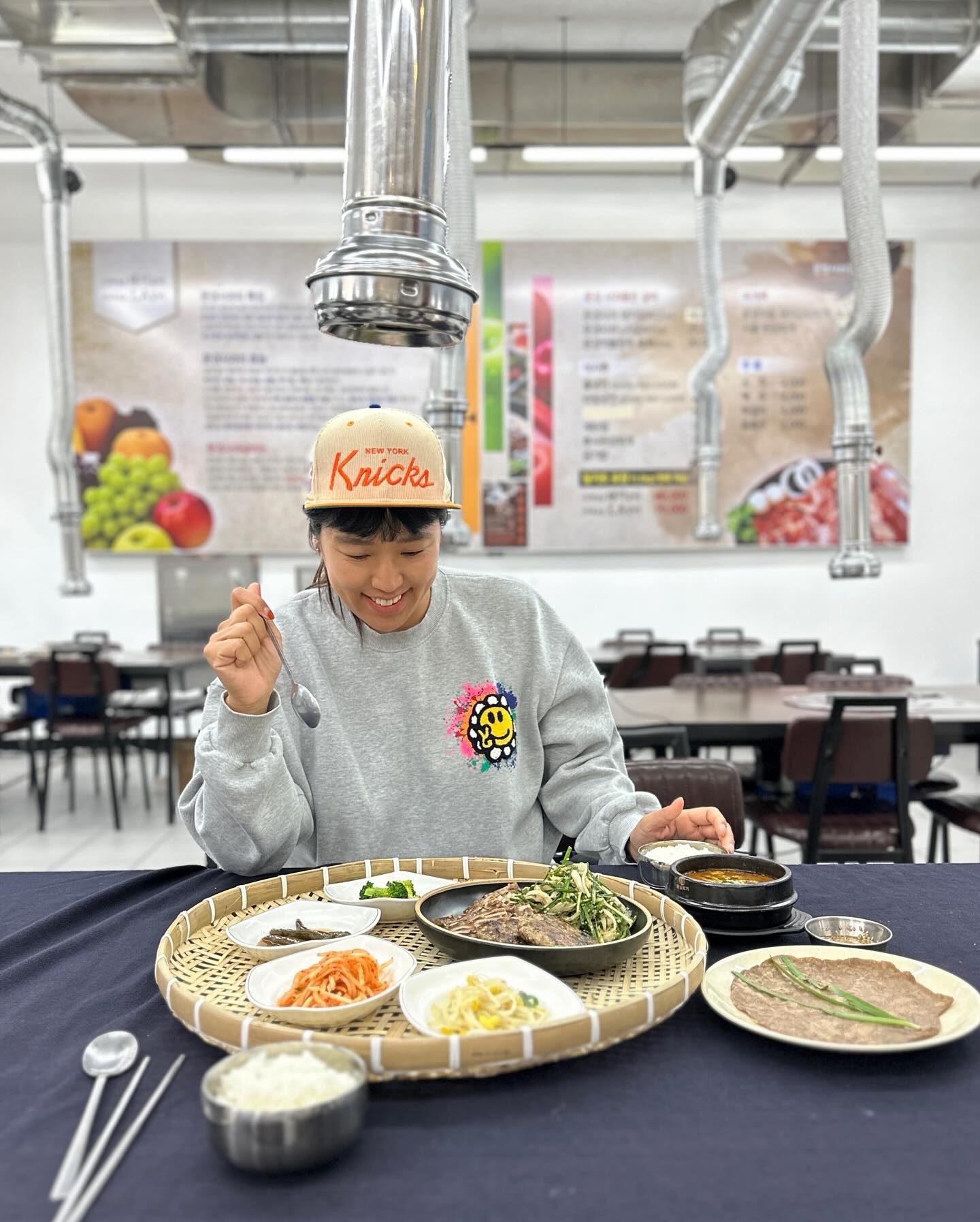 #광고

오직, 문경전통시장 상차림 1, 2, 3호점에서만 맛 보실 수 있는 문경약돌돼지로 만든 수제 산나물떡갈비, 편육이 1인 10,000원 (2인 이상 주문가능) 약돌 돼지한상 완전 대박 👍

✅문경전통시장 문화관광형시장 육성사업단과 더본외식산업개발원이 함께 개발한메뉴라고 해요

거기다 문희경서축제를 즐기며 문경전통시장도 둘러보고 점심으로 순대국 먹고 깔끔하게 맛있었어요! 

놀러가고 싶은 문경전통시장 먹거리 엄청 다양하답니다 😁

#문경전통시장 #문희경서축제 #문경전통시장_문화관광형시장_육성사업단 #문경전통시장사업단 #문경약돌돼지 #로망스투어