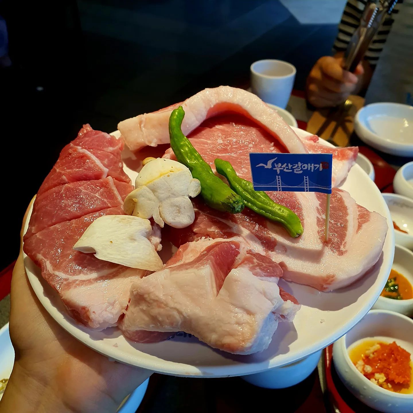 [부산갈매기 수완점]

생소맥과 하동 매실 하이볼이 맛있는 곳🍻
굴러다닐 정도로 먹고도 또 생각나는 껍데기 맛집이에요.🤤

사장님 완전 친절 끝판왕 유쾌하기까지!!
맛, 가성비 둘 다 잡은 기가 막힌 부산갈매기🌊

주소 : 광주 광산구 수완로52번길 12 1층
전화번호 : 0507-1362-247
영업시간 : 매일 16:00-01:00

상세한 리뷰가 궁금하다면? 프로필 본문에 블로그 남겨뒀으니 놀러오세요.😉

 #부산갈매기광주수완점 #수완동맛집  #수완지구고기집 #수완지구핫플 #수완맛집 #수완지구맛집추천 #수완지구밥집 #수완지구고기집 #광산구맛집 #광산구맛집추천