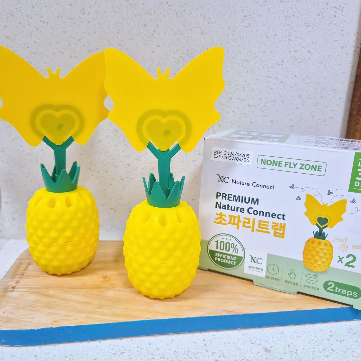 #광고 여름이 무서운 이유 하나 아이들 방학, 둘 초파리😱😱😱
방학은 피할 수 없으니 즐겨버리시고 초파리는 즐길 수가 없드아~

그래서 네이처커넥트 초파리트랩을 샀다
그동안 열심히 박수치며 혈액순환만 하고 잡지 못한 초파리들을
초파리트랩이 다 잡아버림

미안하다 초파리야 너의 비행을 막았지만 난 기부니가 좋구나
😆😆😆😆😆😆😆😆
5박 6일간 휴가를 떠나며 주방을 떠도는 초파리가 걱정됐는데
집에 돌아오니 거의다 잡혀있다
이제까지 써본 초파리트랩 중에 단연 최고👍 👍 👍 

붙어있는 초파리 수가 눈에 확연히 보이니까 나 왜 설렘ㅋㅋㅋ
초파리야 미안해 하지만 난 행복해♡

#네이처커넥트 #초파리트랩 #초파리쥬겨 #초파리비행막음 #여름필수템 #여름이무서운이유 #초파리비행 #초파리잡는법 #초파리없애는방법 #쿠팡초파리트랩
