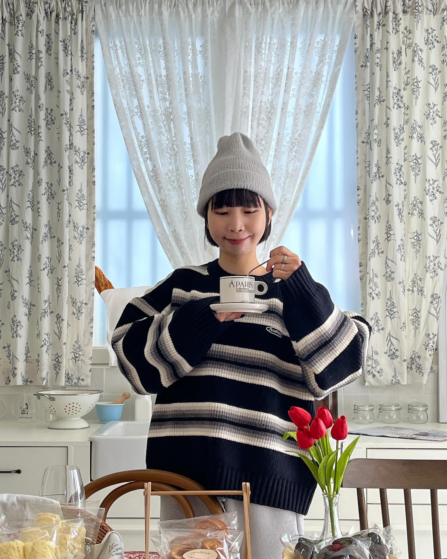 이런 주방이면 매일매일 요리하는게 즐거울거야🍳

베이커리가 왜 이렇게 이뻐??!!
게다가 거제에서 빵을 엄청 많이 먹었는데
요기 빵이 제일 맛있었다구 ´͈ ᵕ `͈ ♡

추천메뉴 블랙오레오랑쿠키랑
불변의 최애 에그타르트를 픽했는데
기본적으로 빵 속 밀도가 꽉꽉 차있는 점에 감동!
꾸-덕한 달콤함이 입안을 감싸 1분30초 동안
극락을 체험해 버렸지 모야,,,🥹✨
이정돈 줄 알았으면 많이 사올걸,,

🤍앗 이날 코디는,, 말 안 해도 이번 여행때 주구장창 입어서 요즘 피드에 자꾸 등장하고 있는 therosefrantz 의 스트라이프니트에 막날이라 피곤함을 덜기 위해 선택한 편안한 기모 조거팬츠랑 깔맞춤한 그레이 비니로 눈도 몸도 편안한 데일리룩!! 극강의 편안함+극강의 행복한 여행 조합 최고자낭 크키킼
.
.
.
🍪🍩🍰🧁🥨
꼬앙드뵈르35
경남 거제시 제산로 35 1층
coindebeurre35