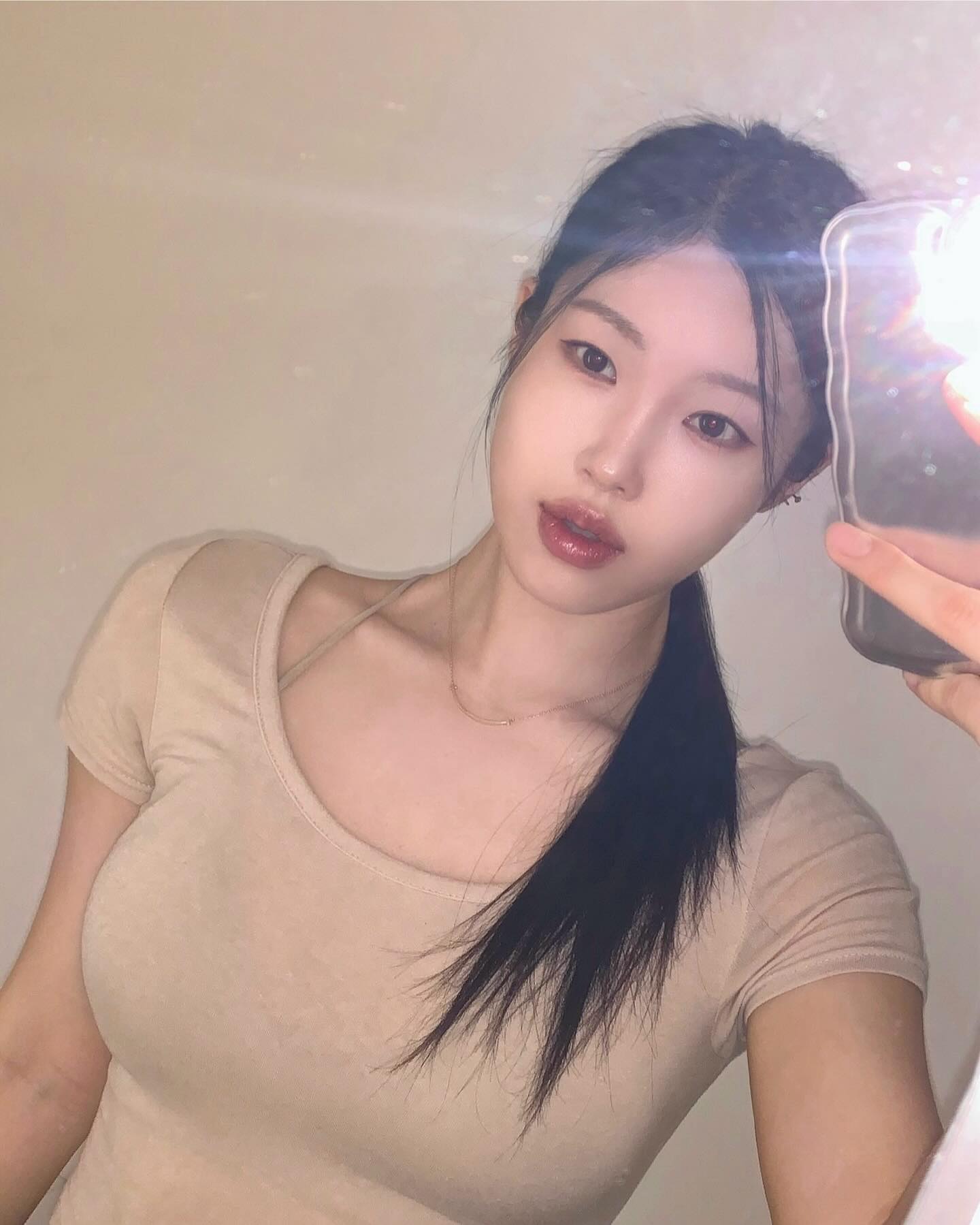 ⠀⠀⠀⠀⠀⠀⠀⠀⠀
입술필러 어디에서 맞았냐고
조심스럽게 물어보시는 분들이 계신데
저 입술필러 안맞았어요…….🫢
입술밖에 안보이는 런애기 사진 품🫶🏻
학생때는 통통하고 둥근입술이 컴플렉스라 사진찍을때도
입술 꾹 다물고 찍었는데 내입술 시대가 왔다니 ㅋㅋㅋㅋ
넘나 죠탸